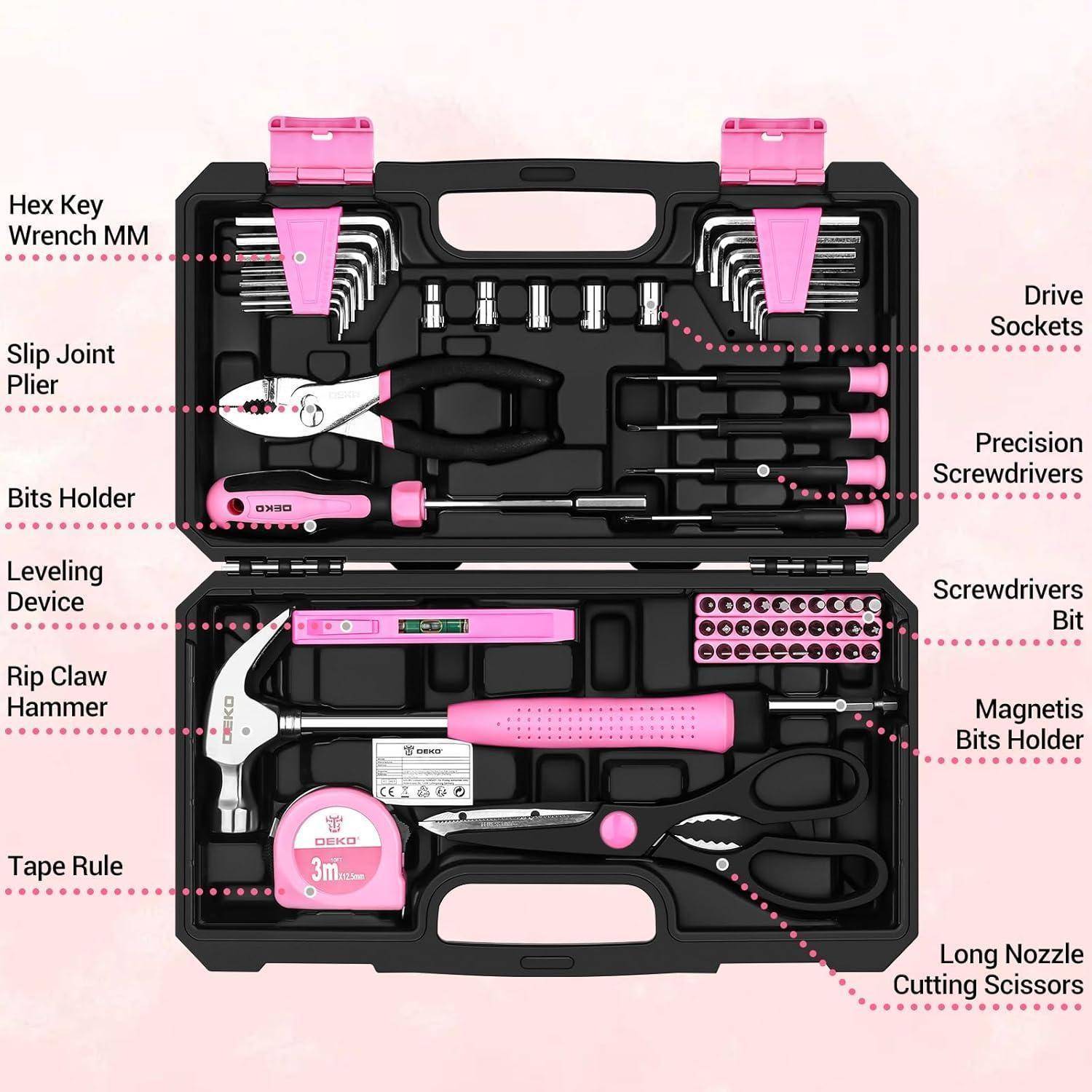 Ein rosa-schwarzes Werkzeugset ist geöffnet und zeigt verschiedene Werkzeuge mit den Beschriftungen: Sechskantschlüssel, Wasserpumpenzange, Wasserwaage, Hammer, Maßband, Steckschlüssel, Schraubendreher, Bits, Magnete und Schere.