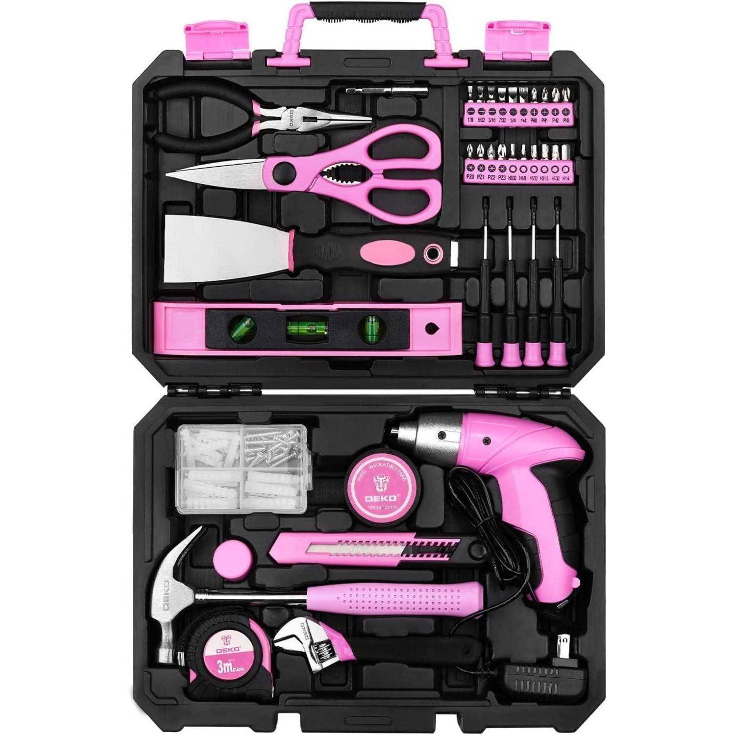 Ein rosa Werkzeugset in einem schwarzen Koffer, einschließlich einer Bohrmaschine, Schere, Schraubendrehern, einem Hammer, einem Maßband und verschiedenen Bits und Zubehörteilen.
