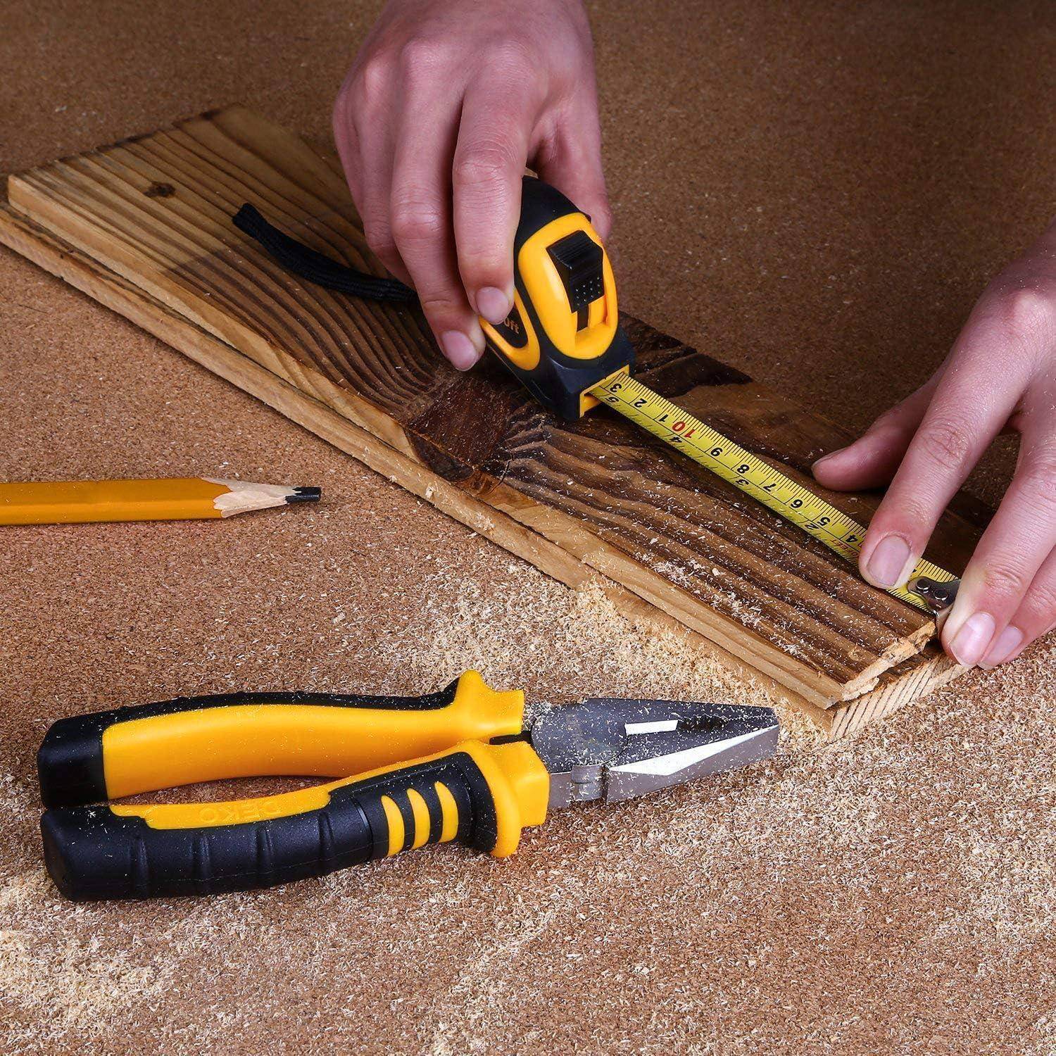 Eine Person misst ein Stück Holz mit einem Maßband auf einem Werkstatttisch. Ein Cuttermesser und ein Bleistift liegen in der Nähe.