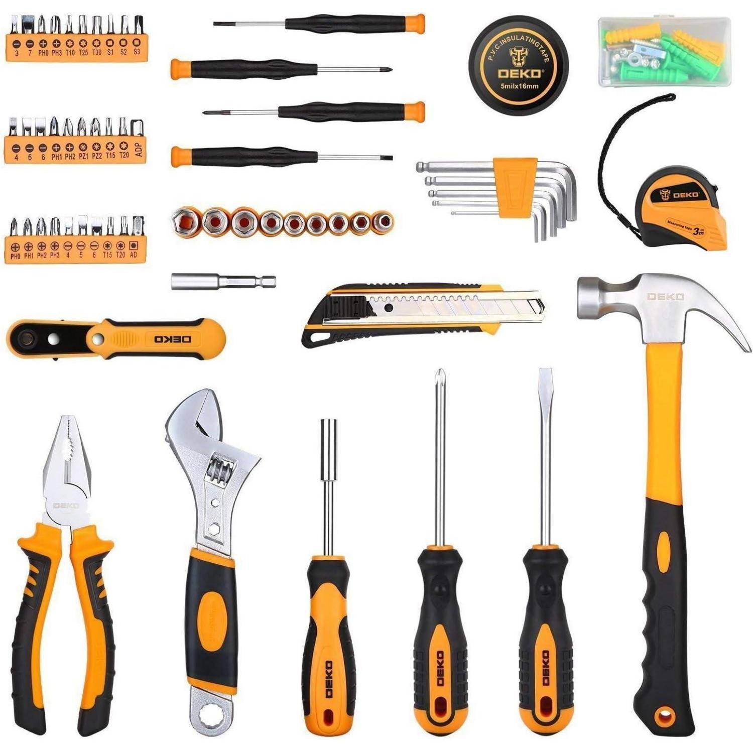 Ein Set von orangefarbenen und schwarzen Handwerkzeugen, darunter Schraubendreher, Zangen, ein Hammer und ein Universalmesser, ordentlich auf einem weißen Hintergrund angeordnet.