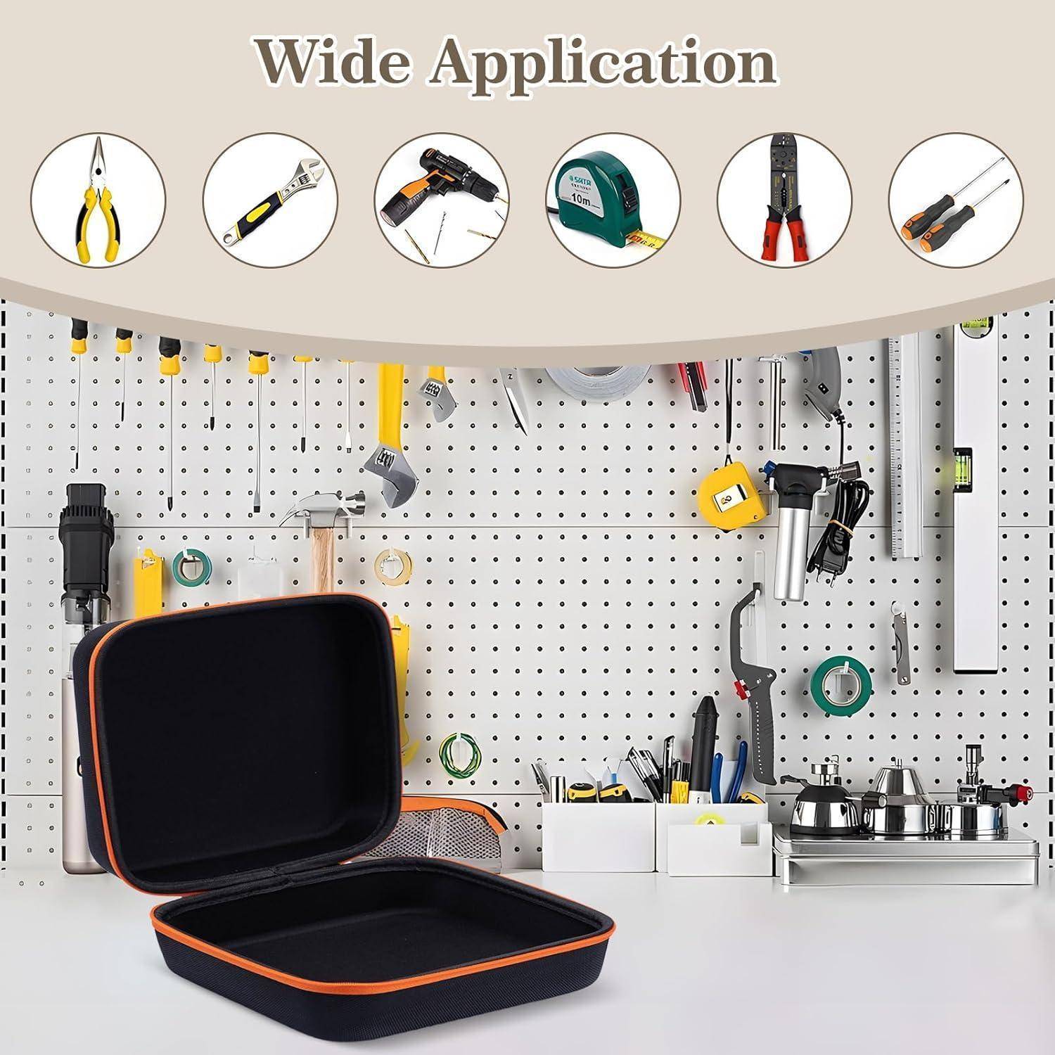 Eine offene schwarze Werkzeugkiste mit orangefarbener Kante wird vor einer Werkzeugwand präsentiert; über der Wand steht 