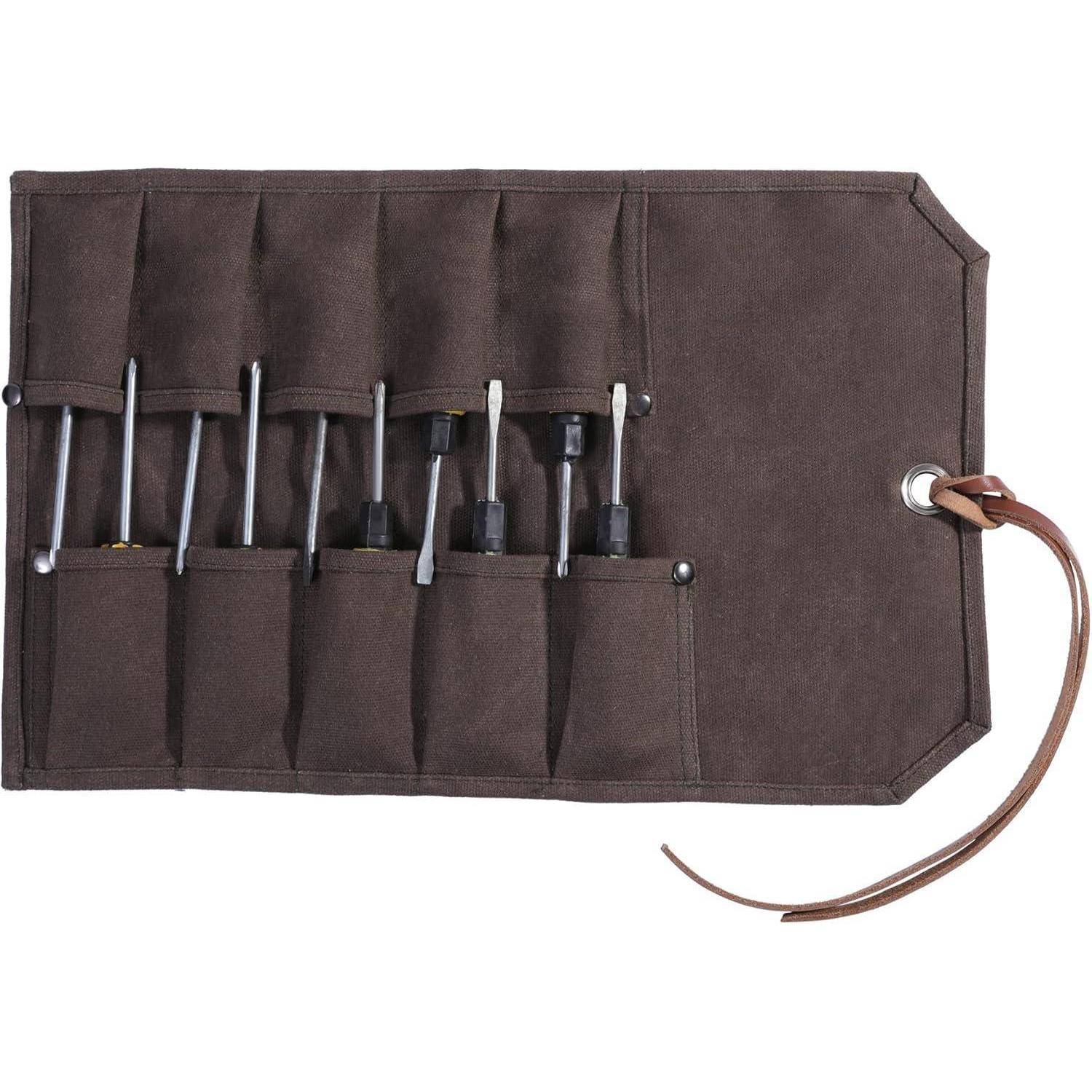 Ein Leinwand-Werkzeugrolltasche mit acht Fächern enthält verschiedene Schraubendreher, die jeweils eine andere Spitzengröße aufweisen. Eine Lederschnur ist zur Schließung angebracht.
