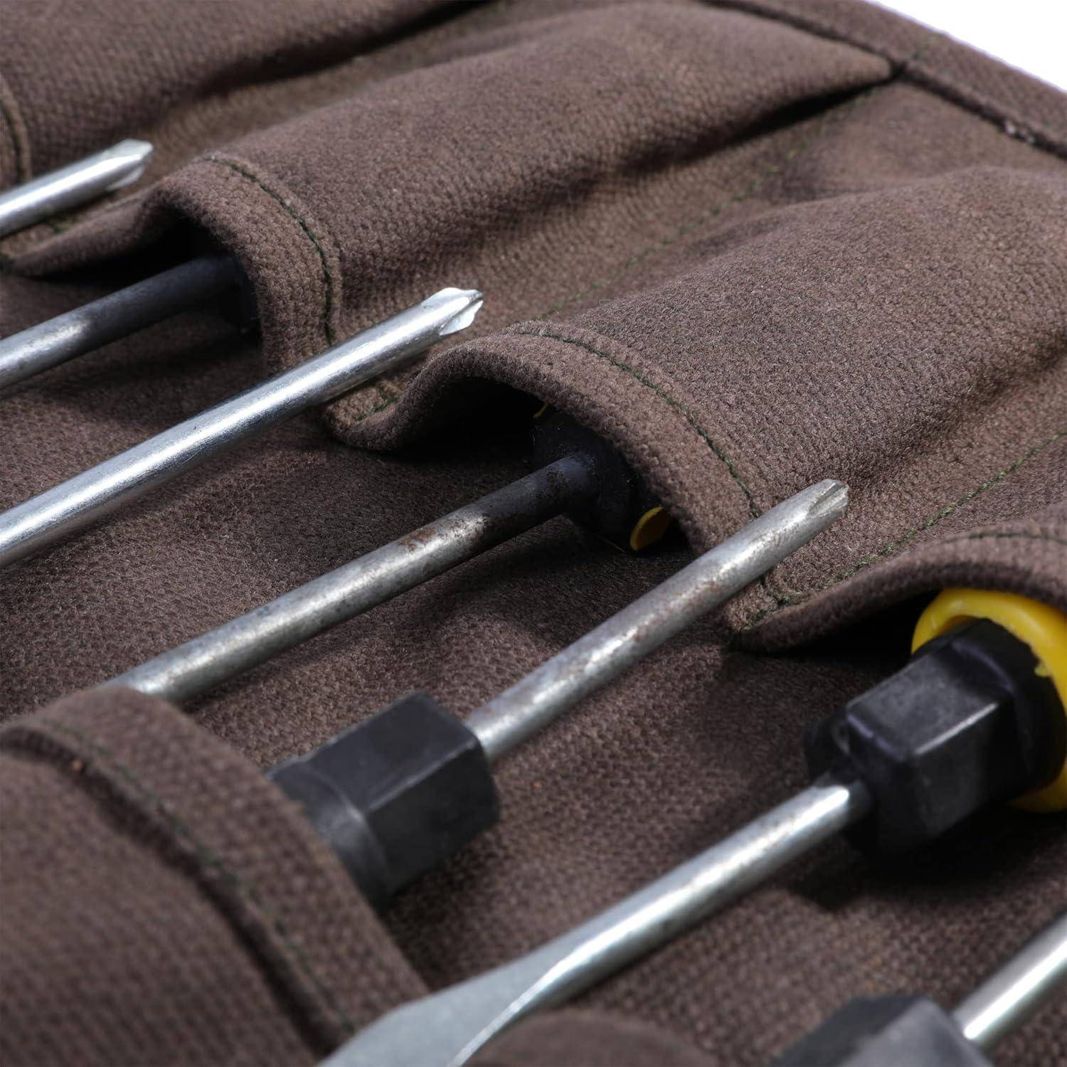 Nahaufnahme mehrerer Schraubendreher mit Metallschäften und gelb-schwarzen Griffen, die in einer braunen Stoff-Werkzeugtasche aufbewahrt werden.