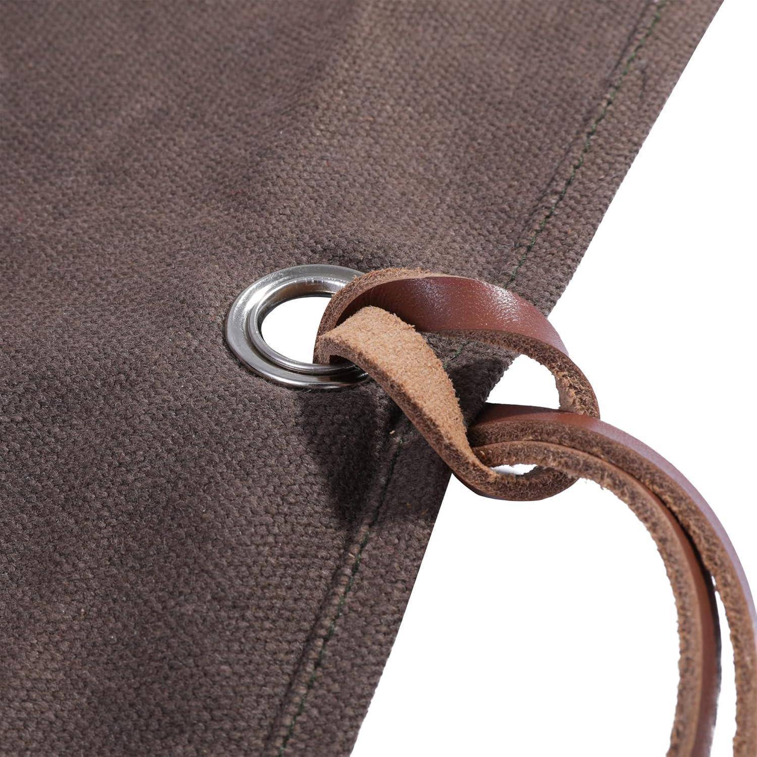 Nahaufnahme eines braunen Stoffes mit einer Metallöse und einem Lederriemen, der hindurchgezogen ist und die Materialqualität und handwerkliche Details hervorhebt.