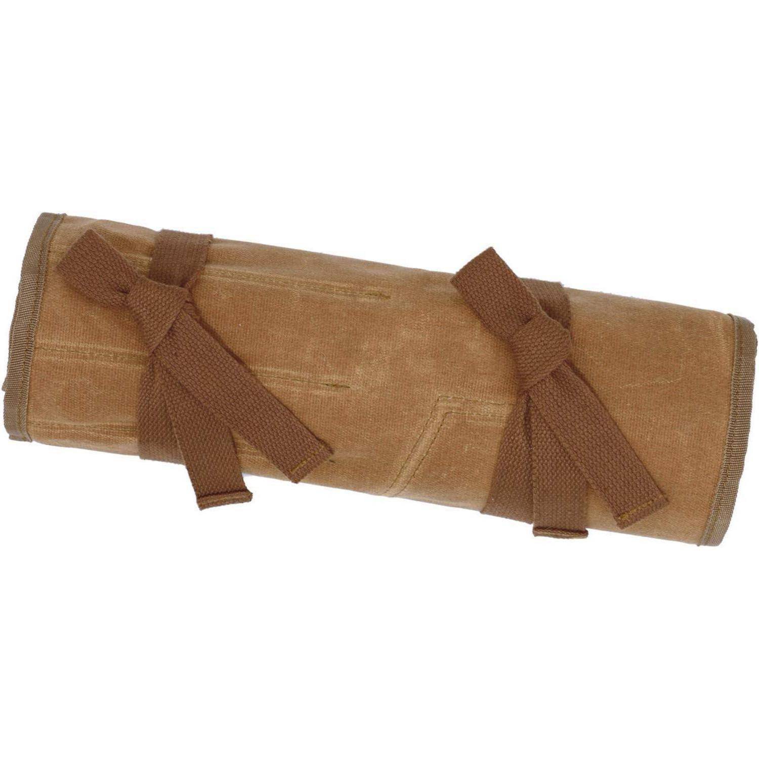 Eine zusammengerollte braune Leinwand-Werkzeugtasche, die mit zwei Stoffriemen befestigt ist.