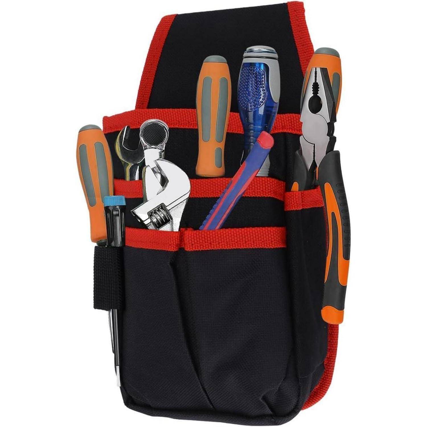 Eine schwarze Werkzeugtasche mit roter Einfassung, die Schraubendreher, einen Schraubenschlüssel, Zangen und Stifte enthält, was auf einen gut organisierten Werkzeugbestand für verschiedene Reparaturen hindeutet.