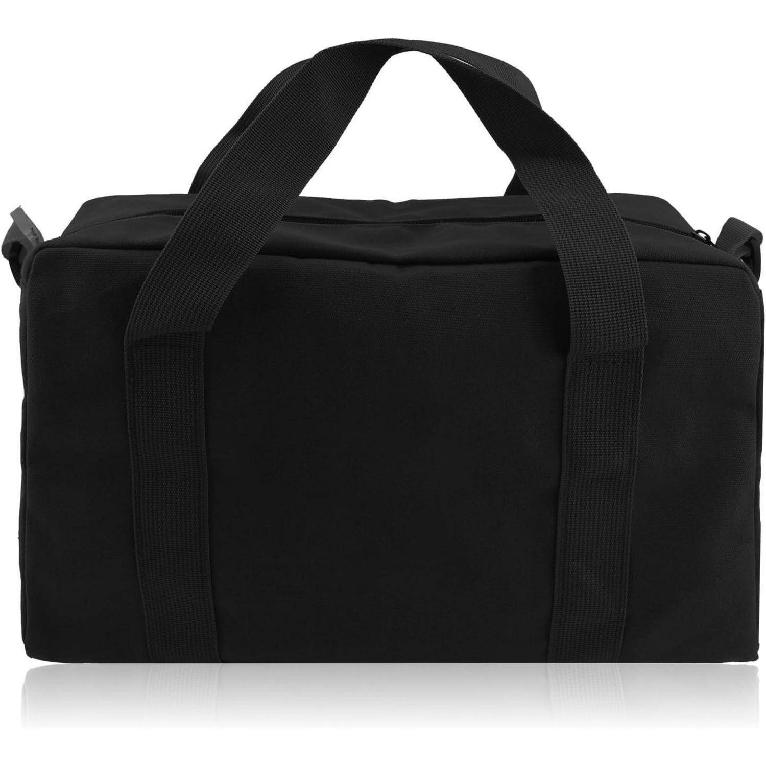 Ein schwarzer Sporttasche mit kurzen, robusten Griffen und einem Reißverschluss. Die Tasche erscheint geräumig und eignet sich gut für Gym-Besuche oder Kurztripps.