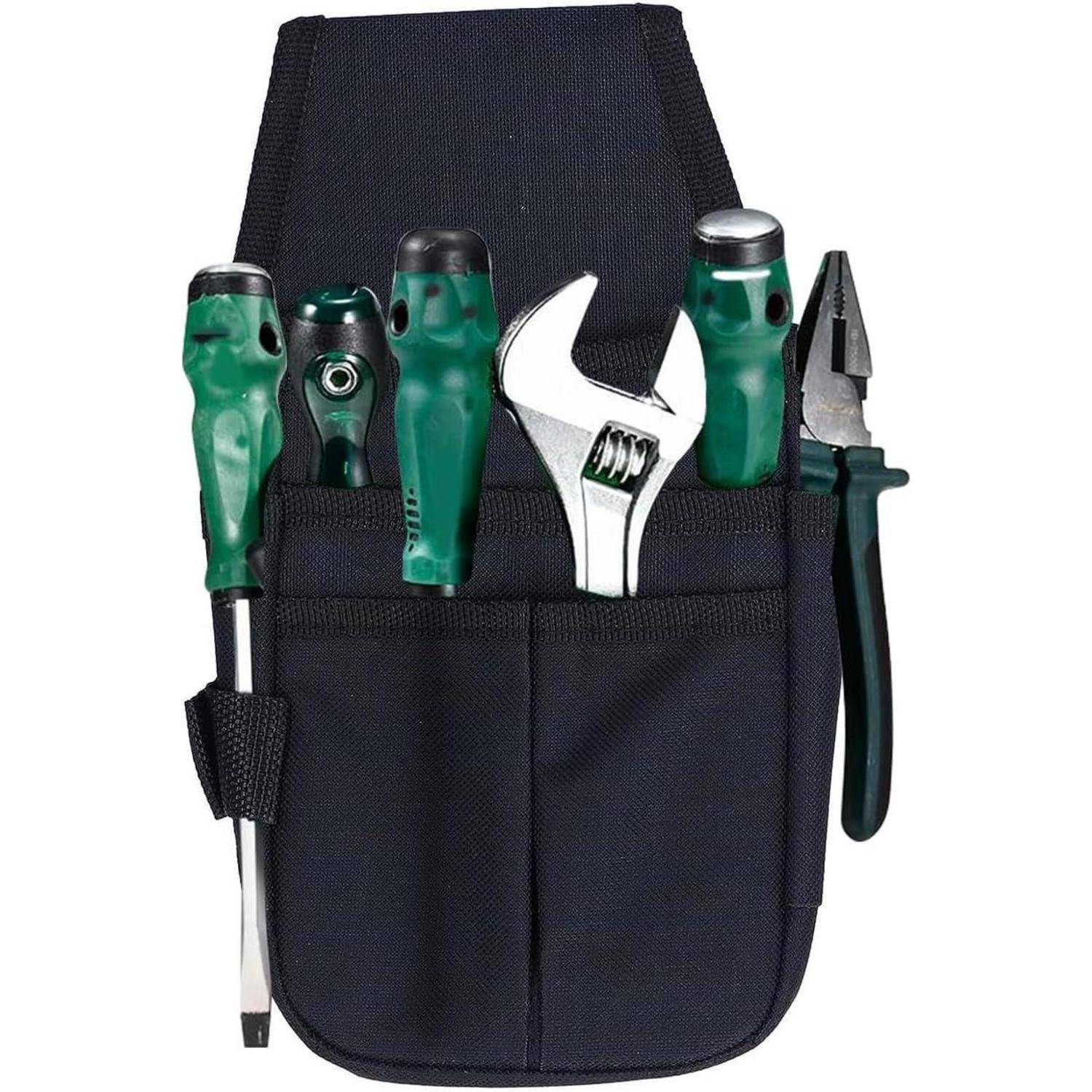 Ein schwarzer Werkzeugtasche, die verschiedene Werkzeuge mit grünen Griffen enthält, darunter Schraubendreher, einen Schraubenschlüssel und Zangen, sorgfältig und ordentlich angeordnet.
