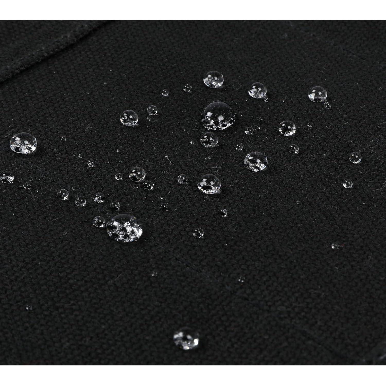 Wassertropfen perlen auf einem schwarzen wasserdichten Stoff auf und veranschaulichen dessen wasserabweisende Eigenschaften.