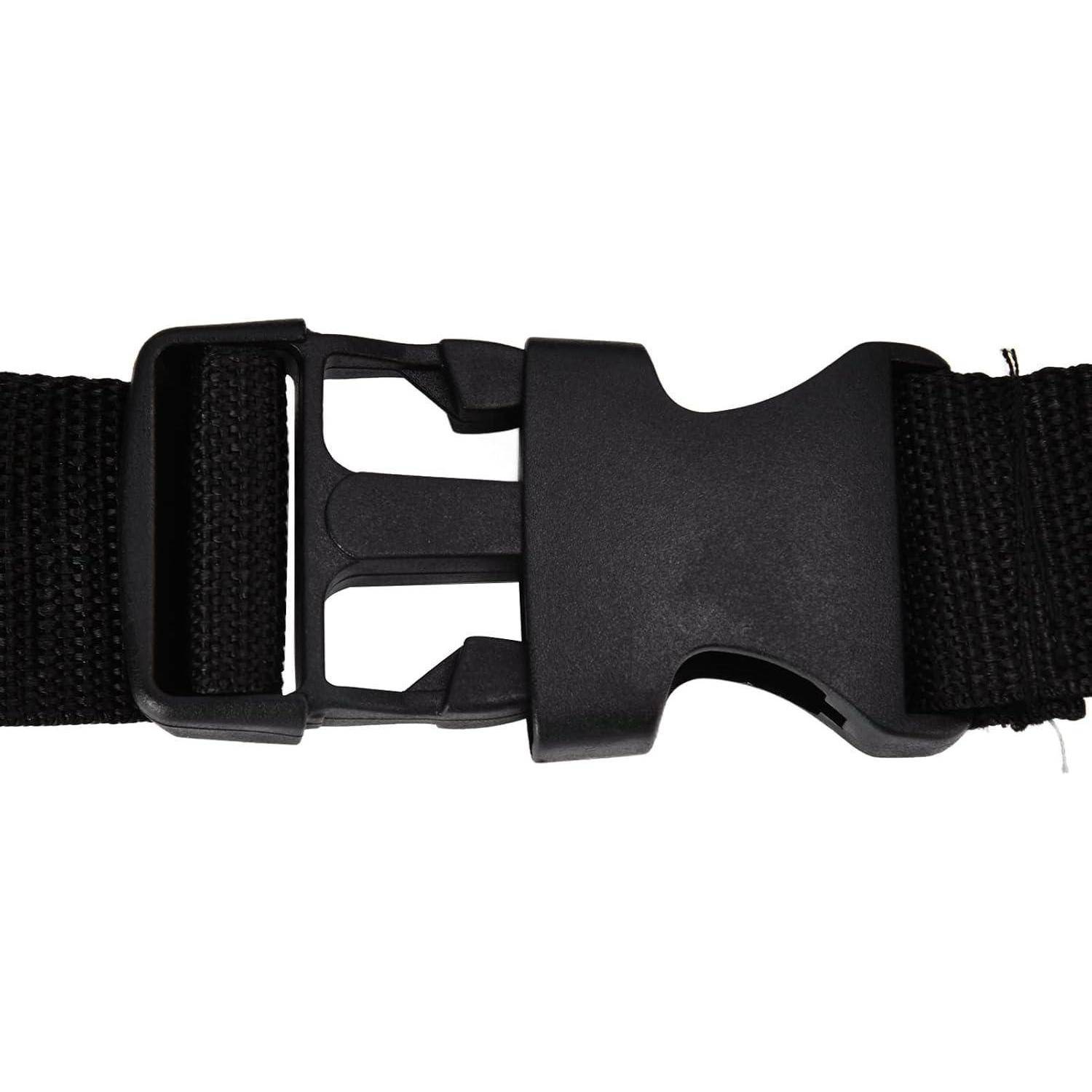 Eine schwarze Kunststoffschnalle, die an einem schwarzen Riemen befestigt ist, wird häufig zum Sichern von Rucksäcken oder Gepäck verwendet.