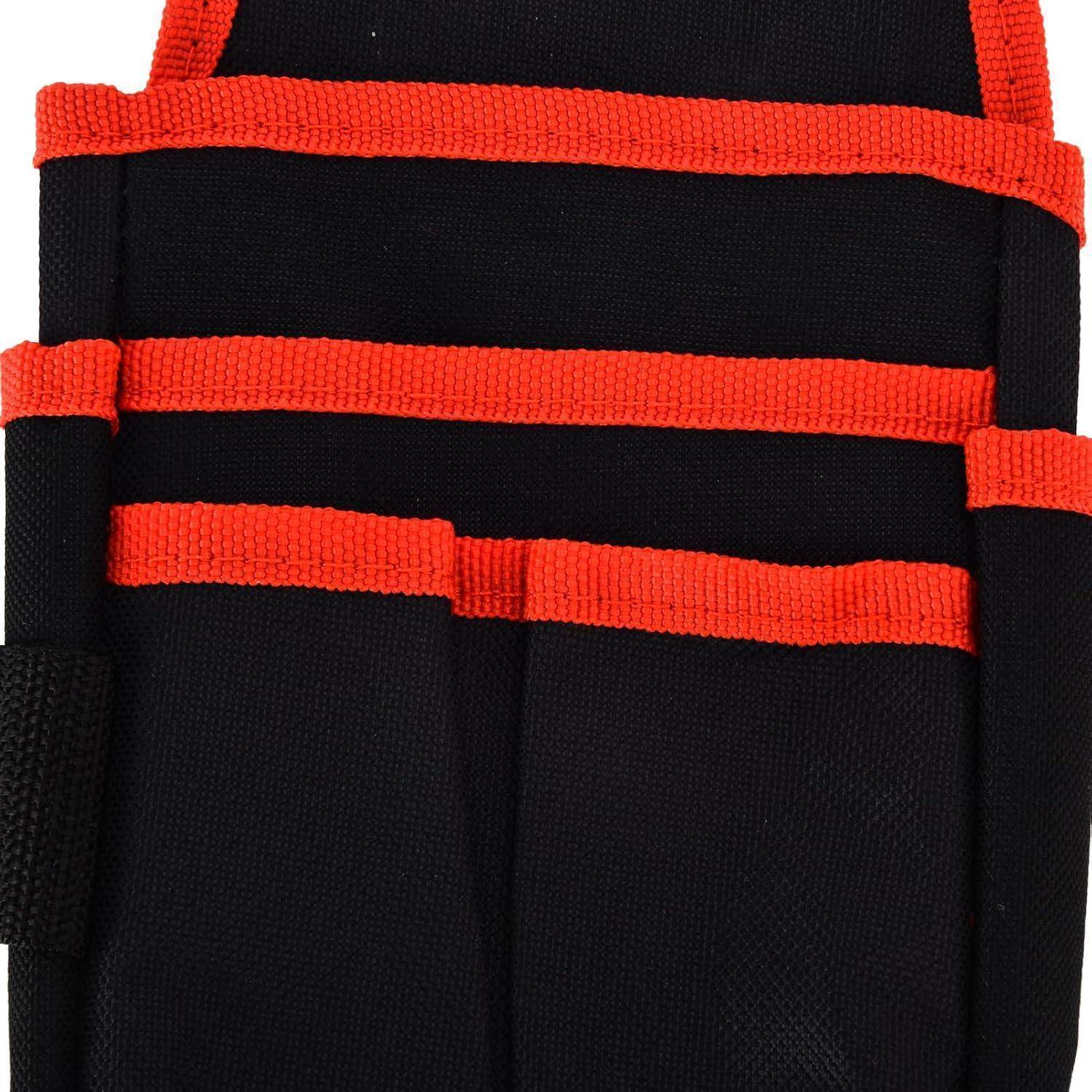 Ein Nahaufnahmefoto von schwarzem Stoff mit leuchtend roter Einfassung, das eine Reihe gestapelter, rechteckiger Taschen oder Fächer zeigt.