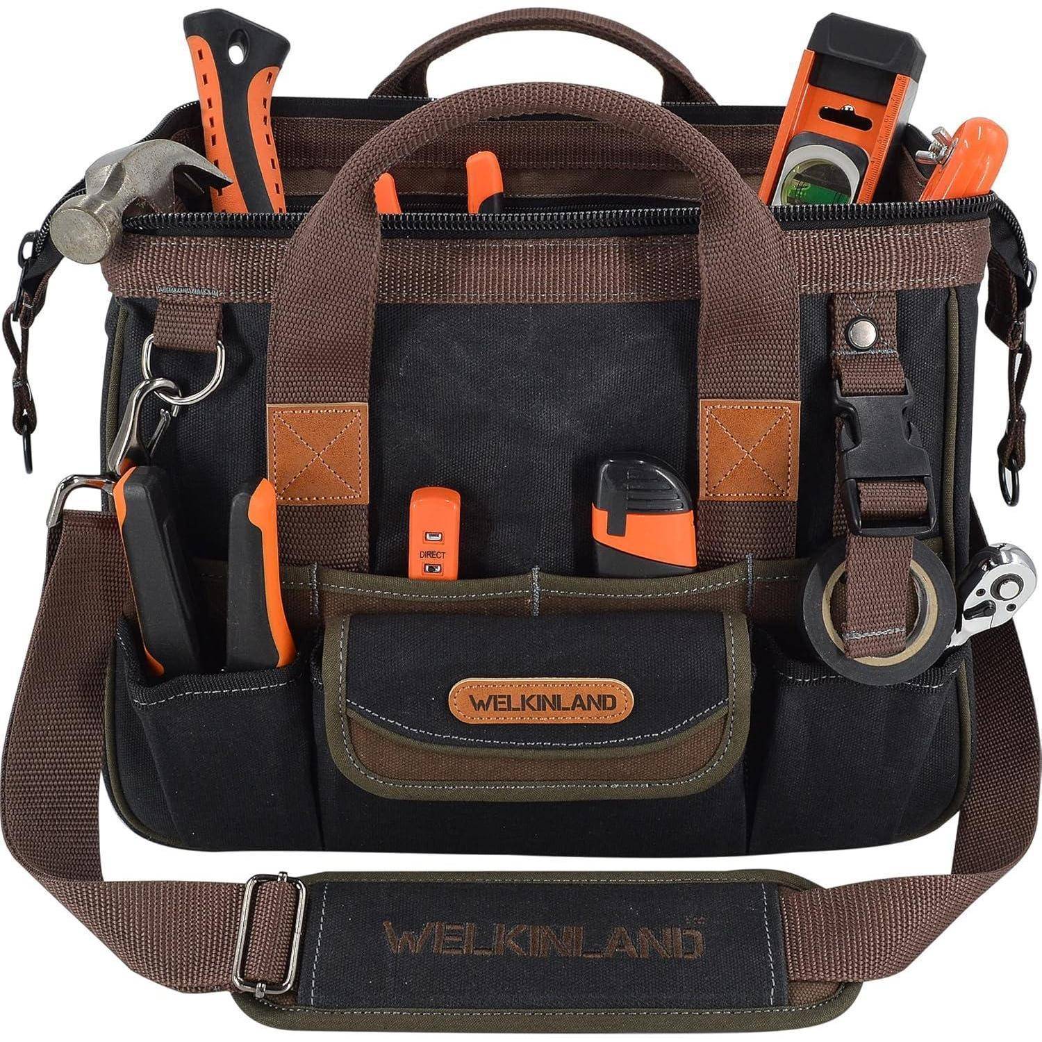 Eine Werkzeugtasche mit verschiedenen Werkzeugen, darunter ein Hammer, eine Wasserwaage und ein Maßband, umgeben von braunen Riemen und einem Trageriemen.