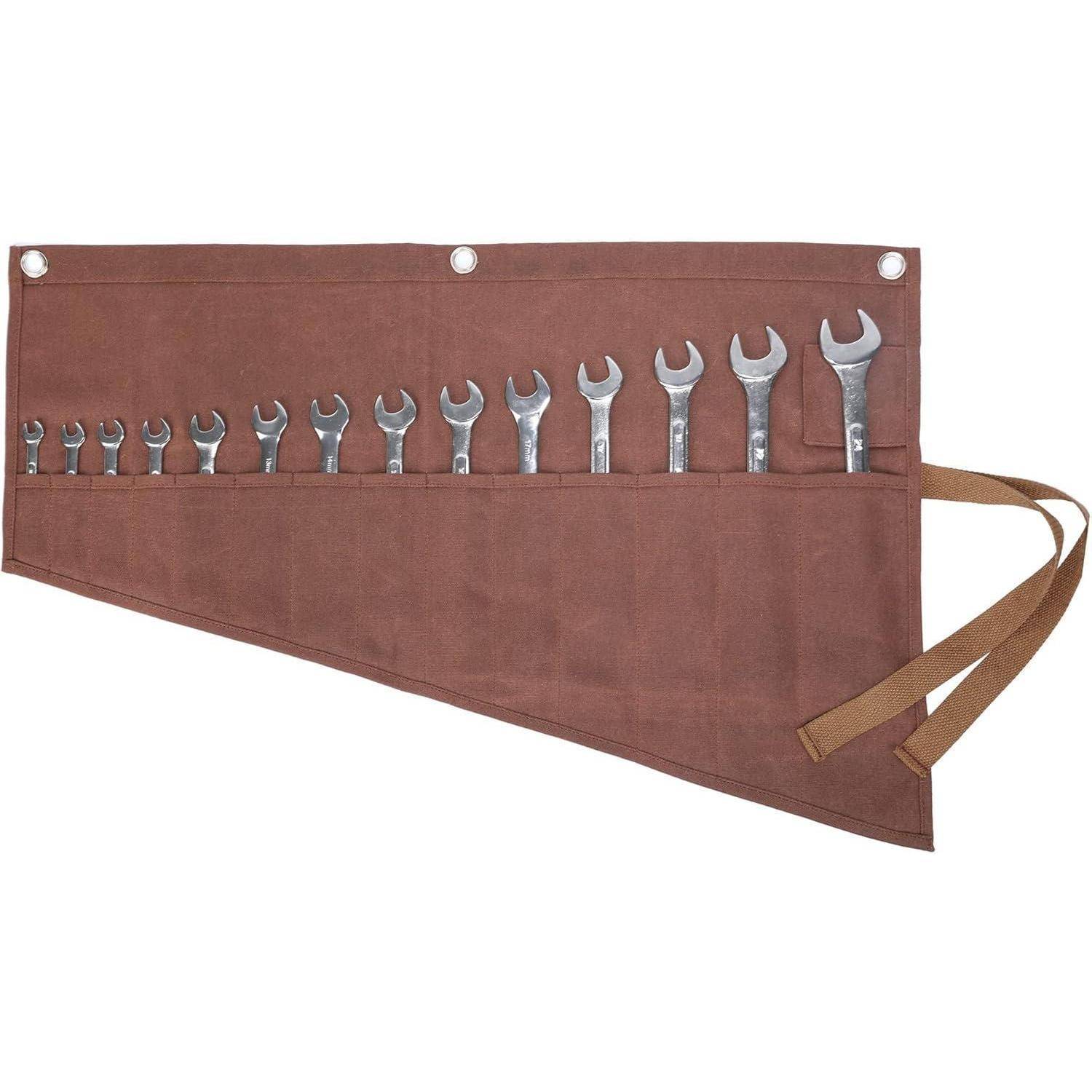 Eine braune Leinwand-Werkzeugtasche mit 13 Metallschlüsseln unterschiedlicher Größen, die sauber in einzelnen Fächern verstaut sind.