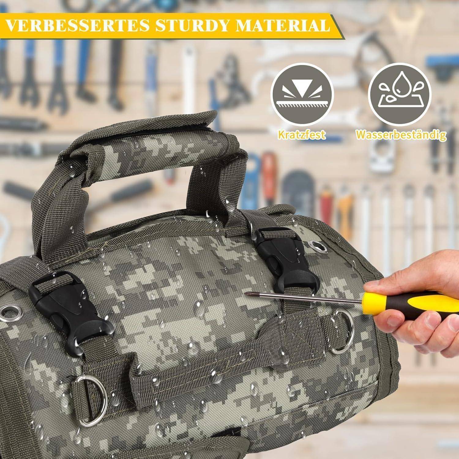 Eine Camouflage-Werkzeugtasche mit der Aufschrift ‚Robustes Material', versehen mit Symbolen für Kratz- und Wasserbeständigkeit, wird von einer Hand gehalten, mit Werkzeugen im Hintergrund.