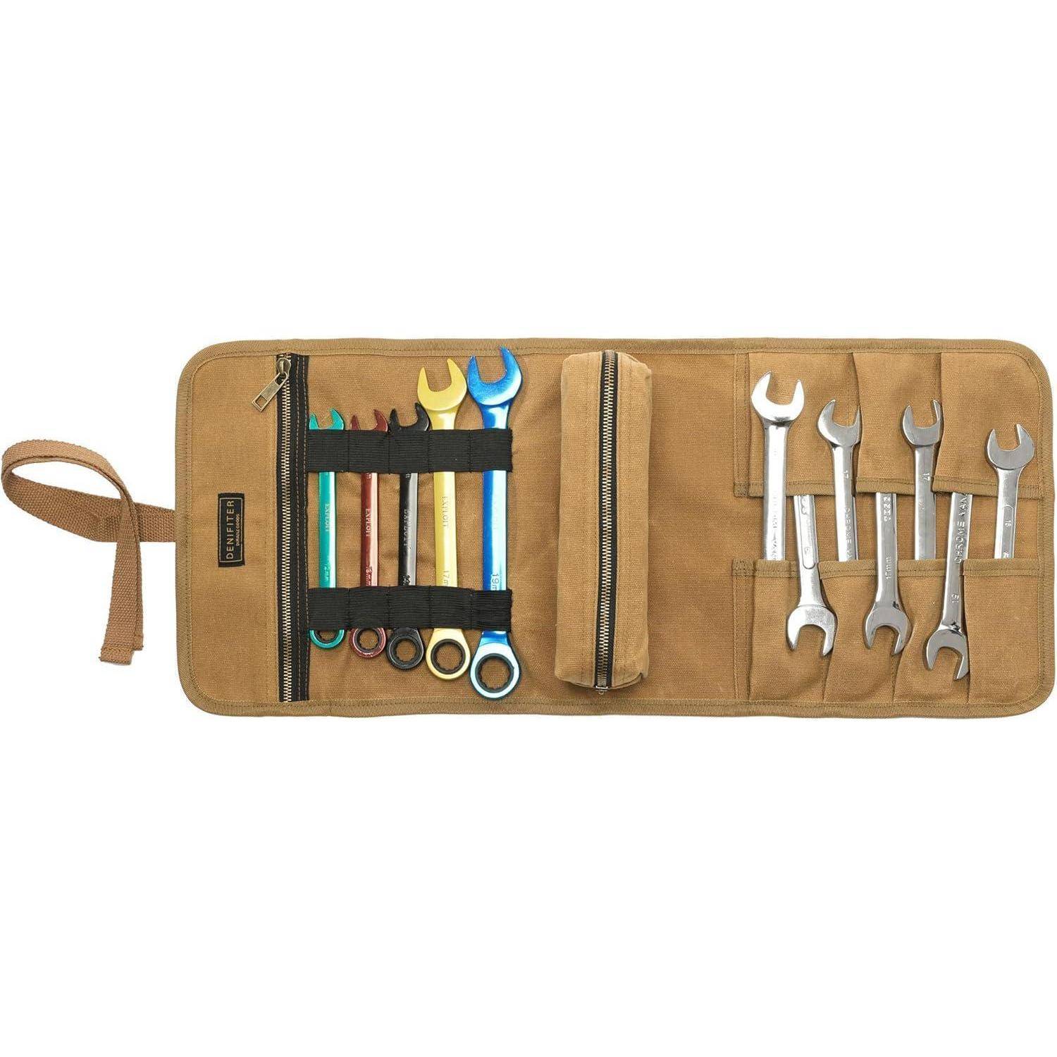 Eine beige Werkzeugtasche mit einer Auswahl an Schraubschlüsseln, darunter verstellbare und feste Größen, ordentlich in Fächern sortiert.
