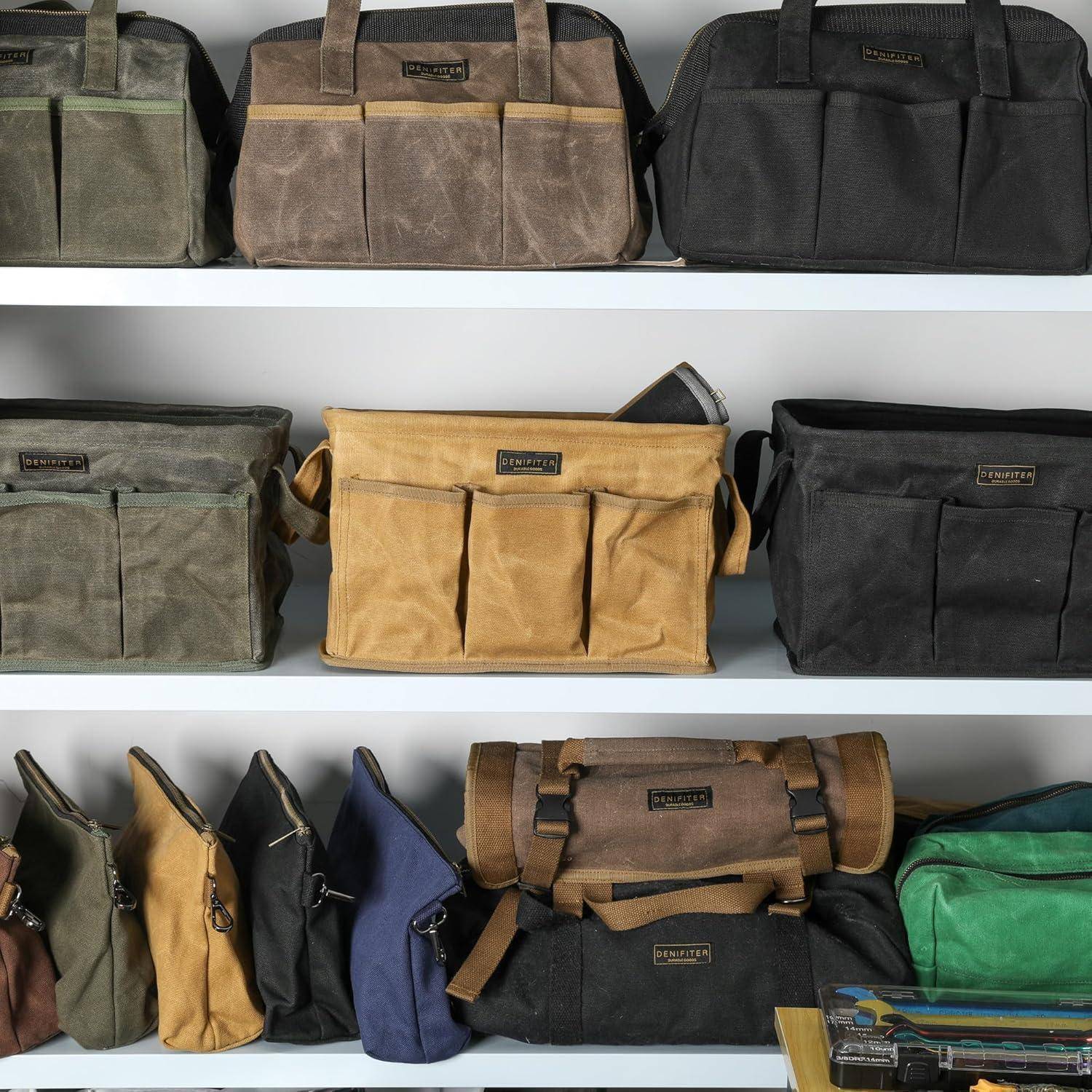 Verschiedene Leinwandtaschen und -etuis in unterschiedlichen Farben sind auf Regalen ausgestellt und präsentieren eine Vielfalt an Stilen und Größen.