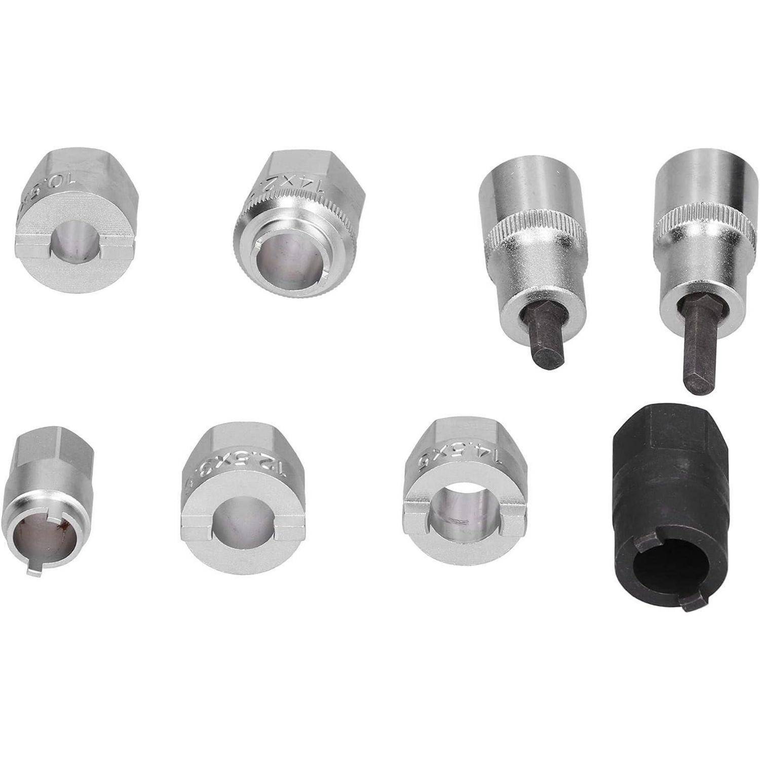 Verschiedene metallische Stanzwerkzeuge und Stempel, die auf einem weißen Hintergrund in unterschiedlichen Winkeln und Formen angeordnet sind; verwendet zum Formen oder Schneiden von Materialien.