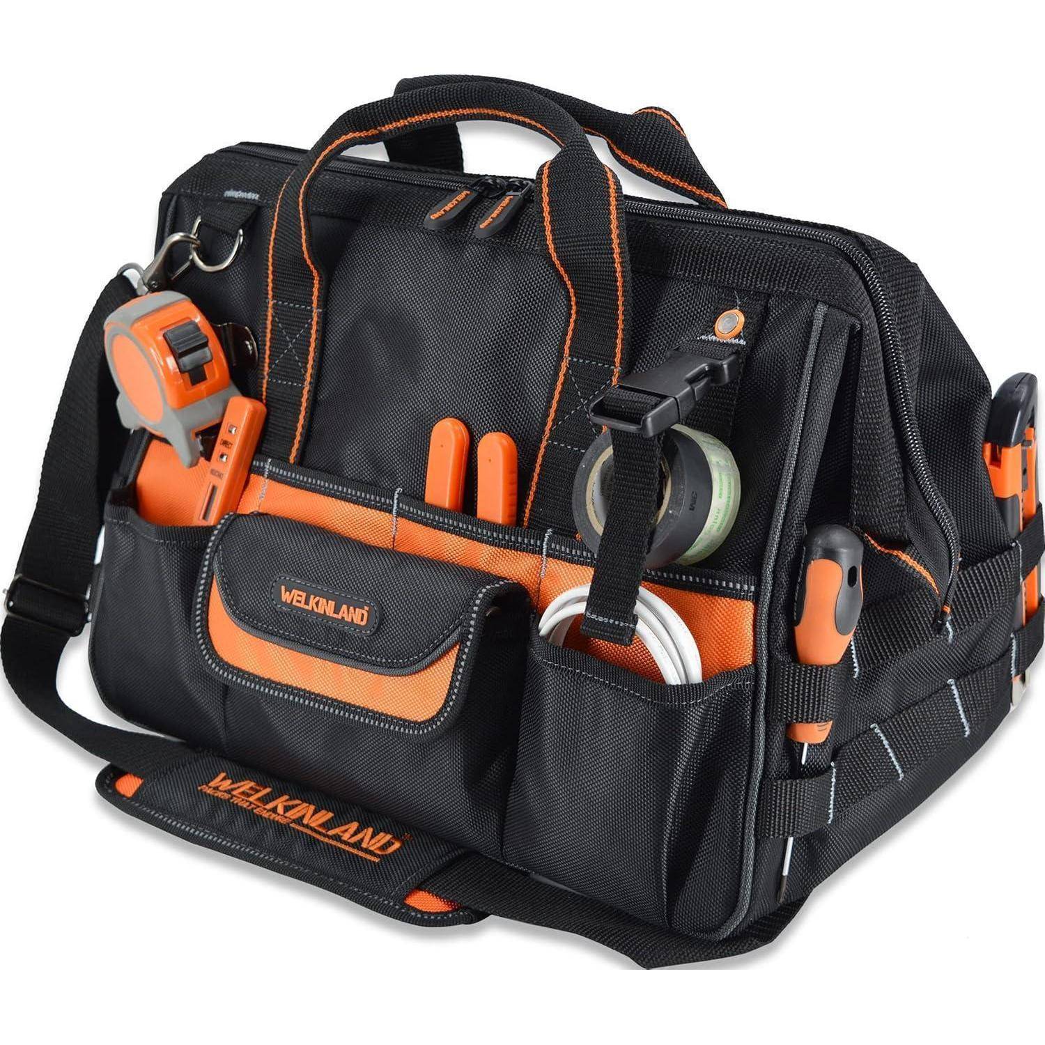 Eine schwarze und orangefarbene Werkzeugtasche ist gefüllt mit verschiedenen Werkzeugen, darunter ein Maßband, Schraubendreher, Zange und Isolierband, was die Bereitschaft für Reparaturarbeiten signalisiert.