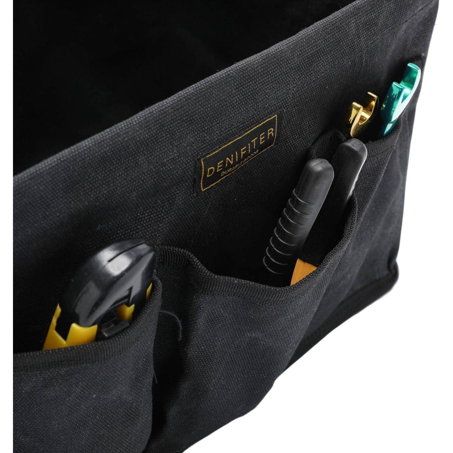 Eine schwarze Stoff-Werkzeugtasche mit drei Taschen, in denen Zangen und ein Schraubendreher stecken, beschriftet mit 