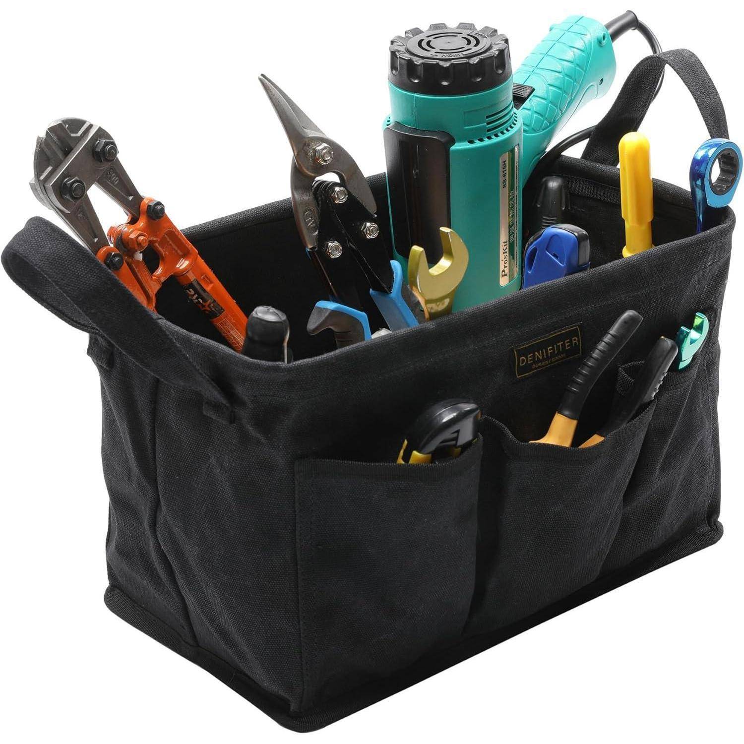 Eine schwarze Werkzeugtasche, die verschiedene Werkzeuge enthält, darunter einen Schraubenschlüssel, Zange, Schraubendreher, Heißluftpistole und Maßband, alle ordentlich sortiert.