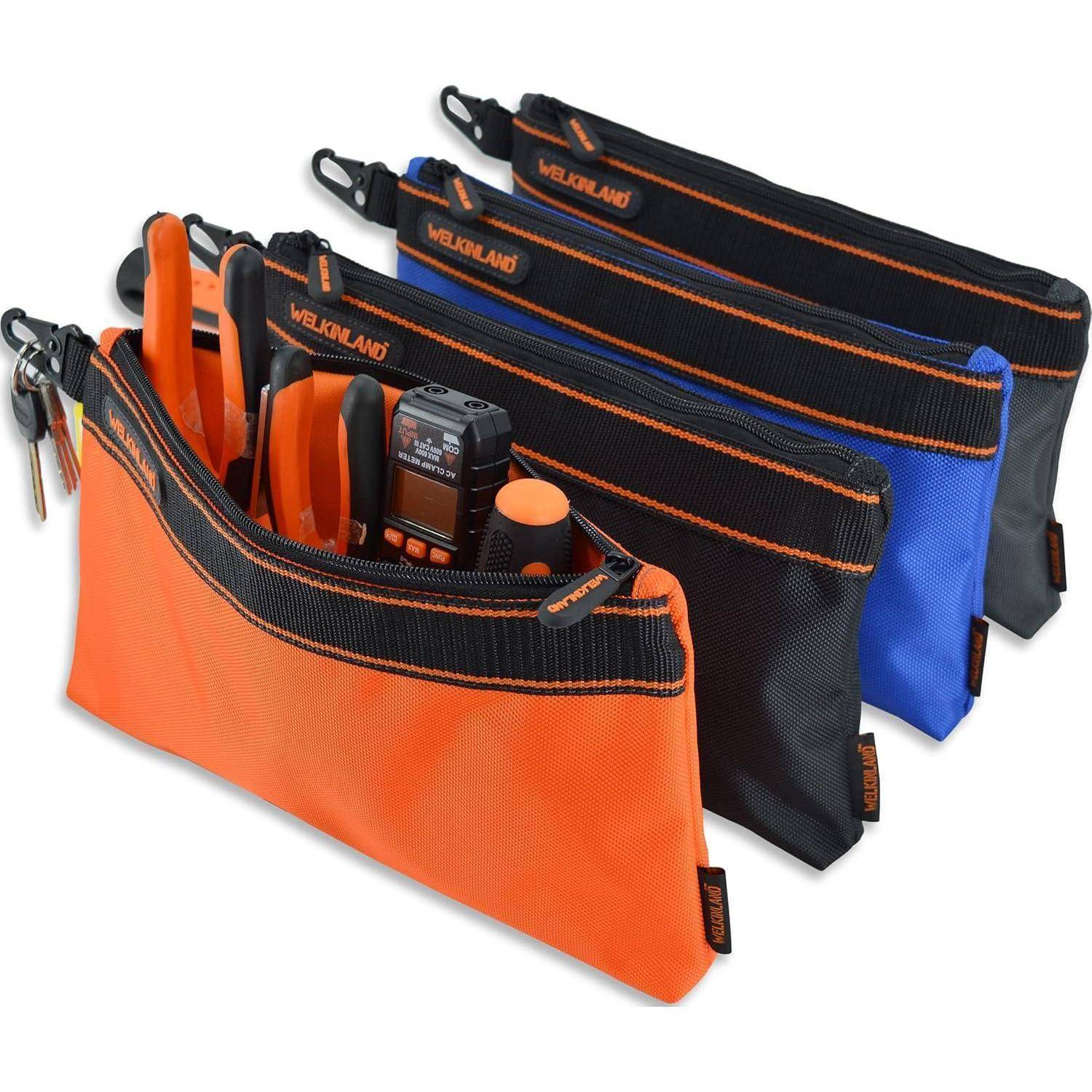 Drei Werkzeugtaschen mit Reißverschluss in den Farben Orange, Schwarz und Blau, jeweils gefüllt mit verschiedenen Handwerkzeugen und Ausrüstungsgegenständen.