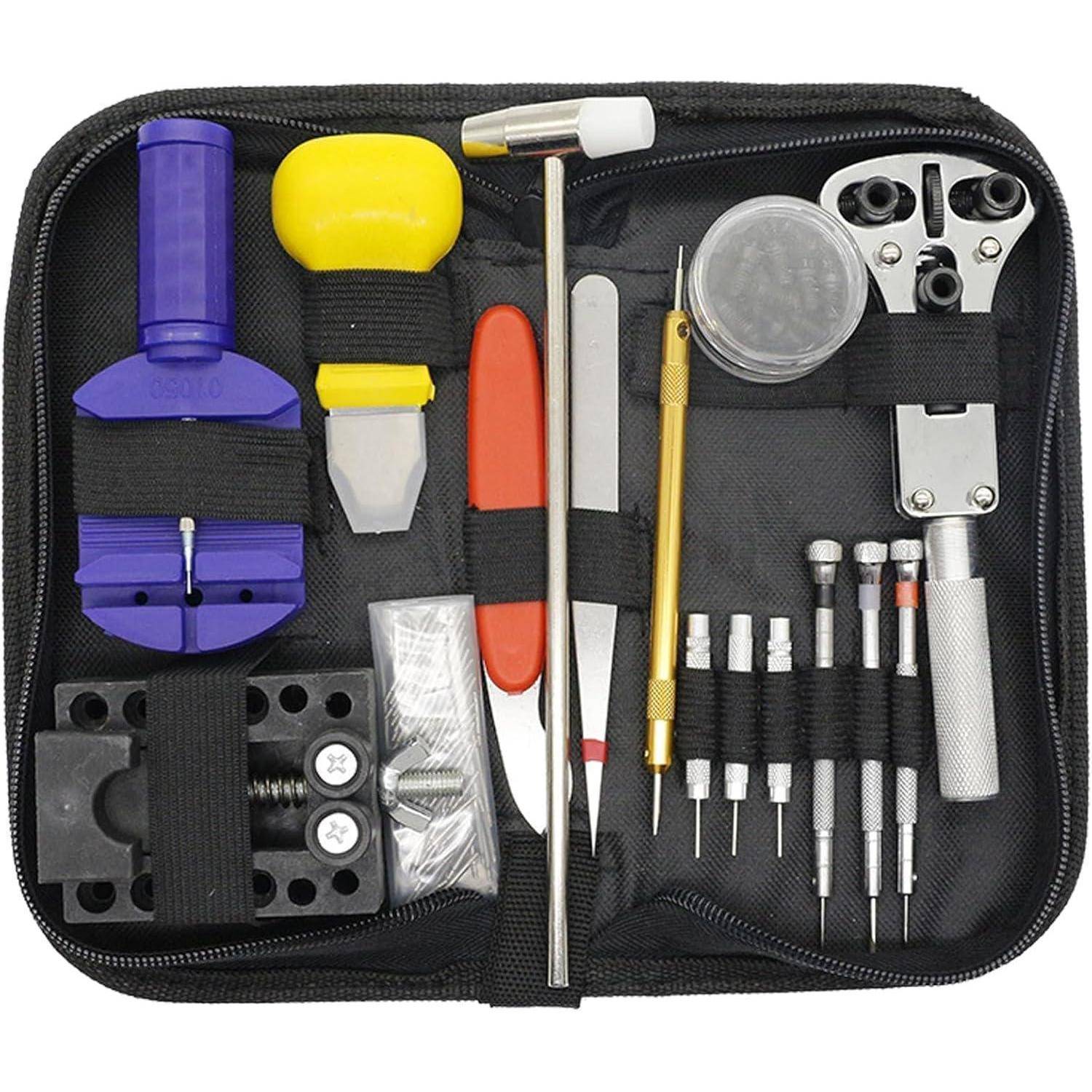 Ein Uhrenreparaturset in einem schwarzen Etui, das verschiedene Werkzeuge wie Schraubendreher, Pinzetten, einen Hammer und Teile für Anpassungen enthält.
