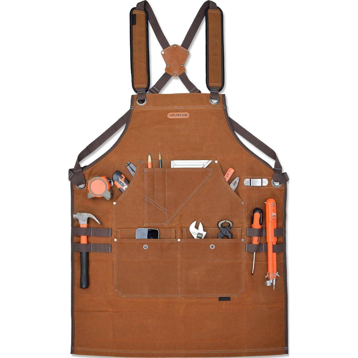 Eine braune Arbeitsschürze mit mehreren Taschen und verstellbaren Trägern, in der verschiedene Werkzeuge wie ein Hammer, Schraubschlüssel und Maßband ordentlich sortiert sind.