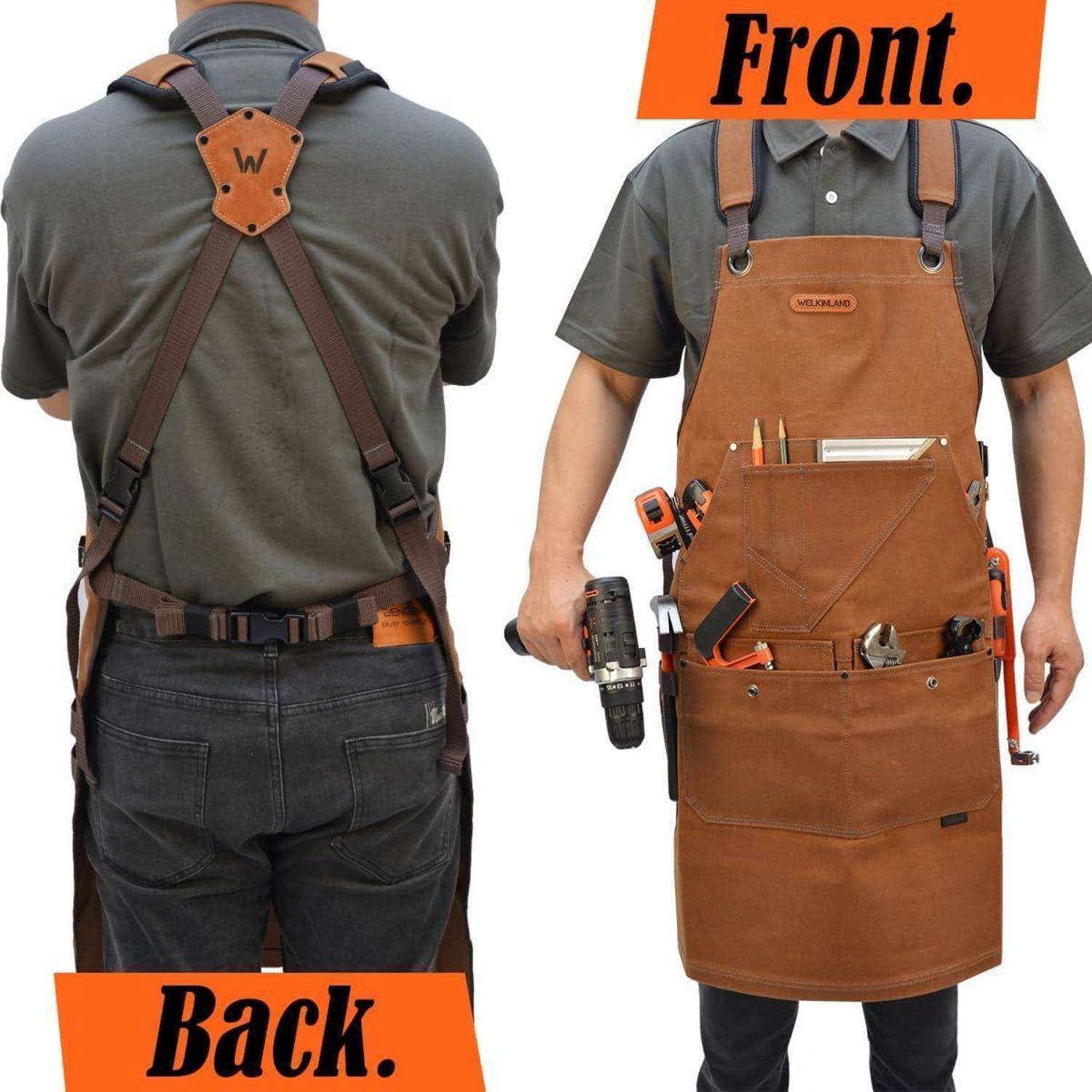 Eine Person trägt eine braune Arbeitsschürze mit mehreren Taschen; die Vorderseite zeigt verschiedene Werkzeuge, die Rückseite weist verstellbare Riemen auf.