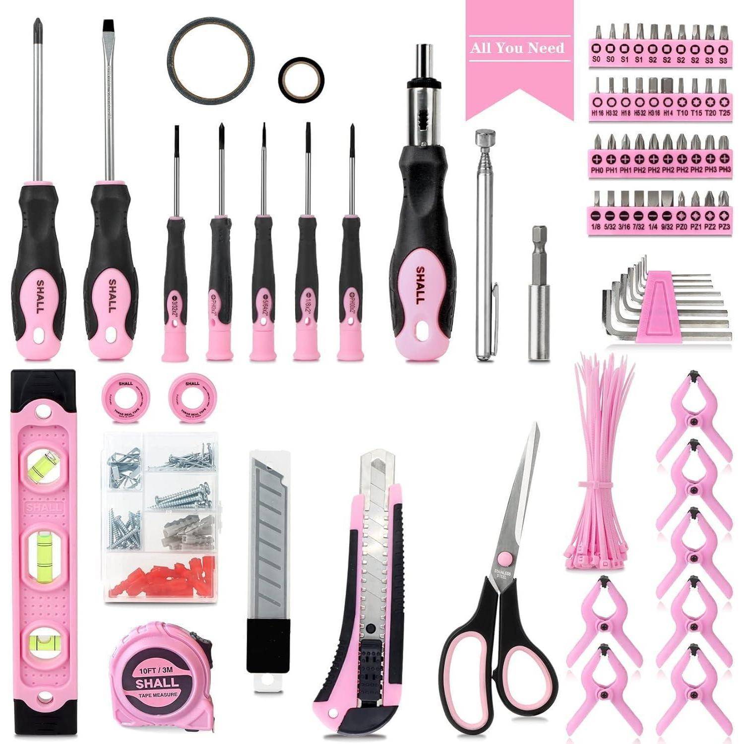 Kompaktes Werkzeugset mit pinken Griffen, das Schraubendreher, Sechskantschlüssel, Zangen, Schere, Klebeband und Schrauben umfasst, mit der Aufschrift 
