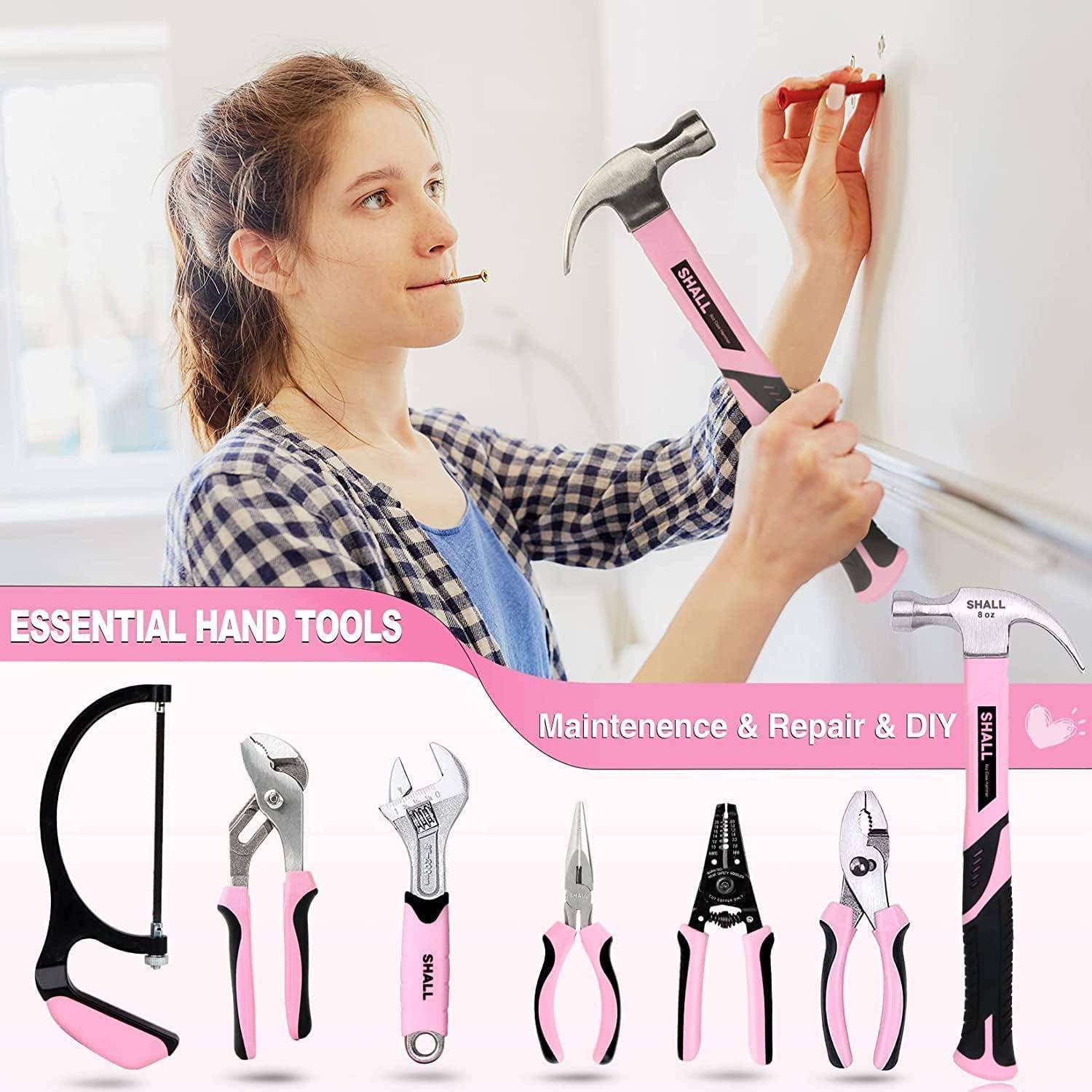 Eine Frau verwendet einen Hammer mit pinkem Griff, um einen Gegenstand an der Wand zu befestigen. Darunter sind verschiedene rosa Handwerkzeuge abgebildet mit dem Text „Essentielle Handwerkzeuge