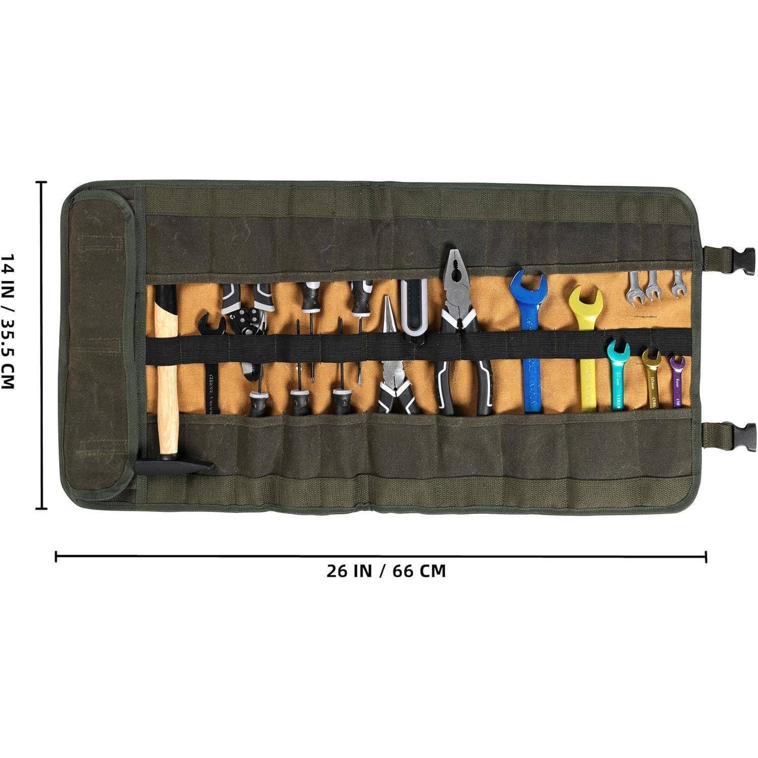 Ein aufgerollter Werkzeugtasche mit verschiedenen Handwerkzeugen, darunter Schraubenschlüssel, Zangen und ein Hammer. Abmessungen: 26 Zoll mal 14 Zoll.