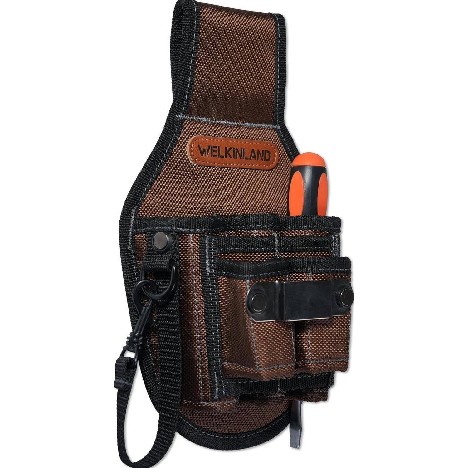 Eine braune und schwarze Werkzeugtasche mit Fächern enthält einen orangefarbenen Schraubendreher mit dem Etikett 