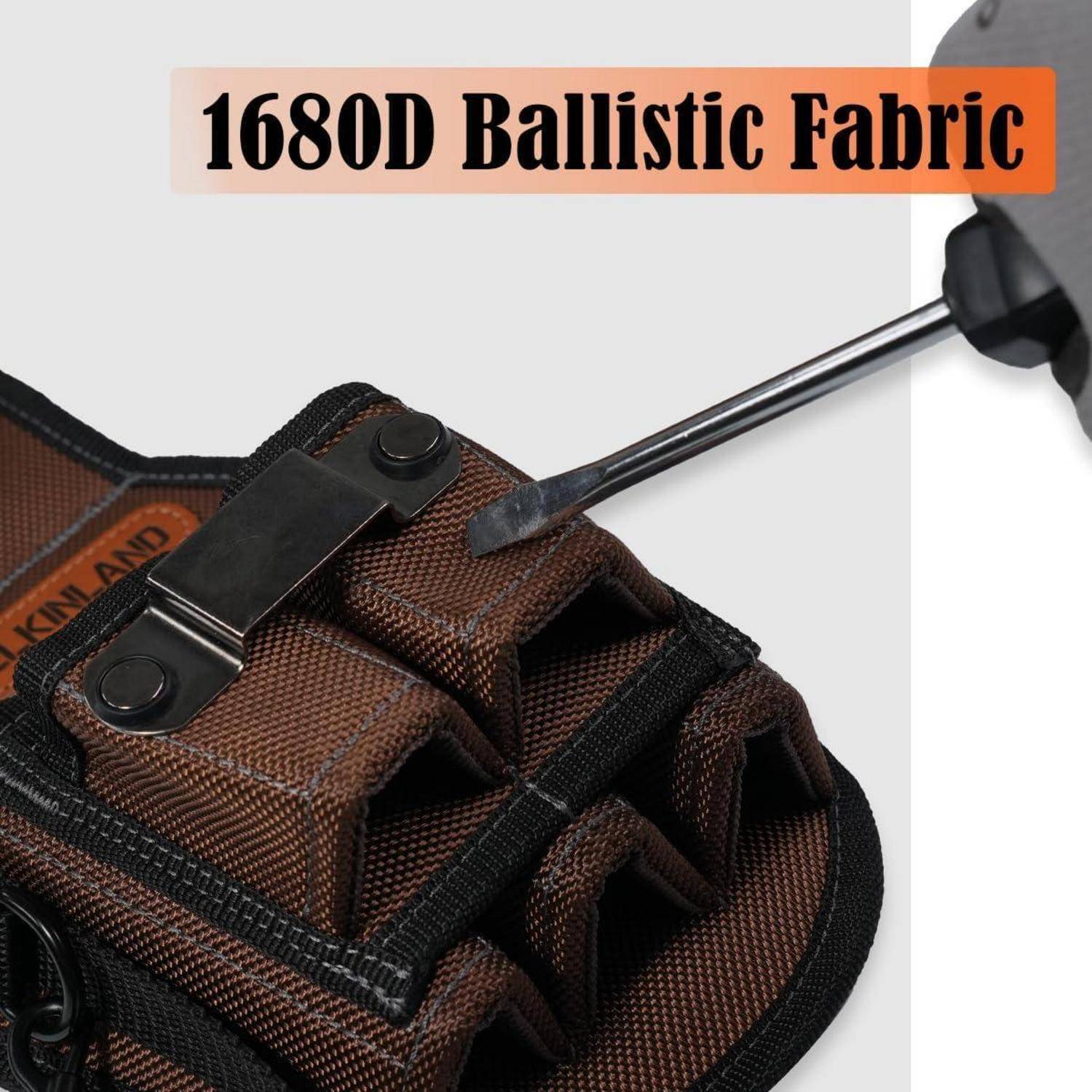 Schraubendreher-Test zur Prüfung der Haltbarkeit einer braunen Tasche aus Ballistic Fabric mit der Bezeichnung '1680D Ballistic Fabric', der deren Stärke und Widerstandsfähigkeit demonstriert.