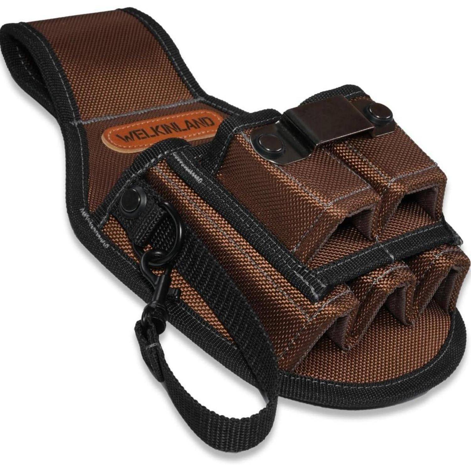 Ein brauner Welkinland-Hammertasche mit Gürtelschlaufe und vier Taschen zum Halten von Werkzeugen, mit sicheren Riemen und Nähdetails.