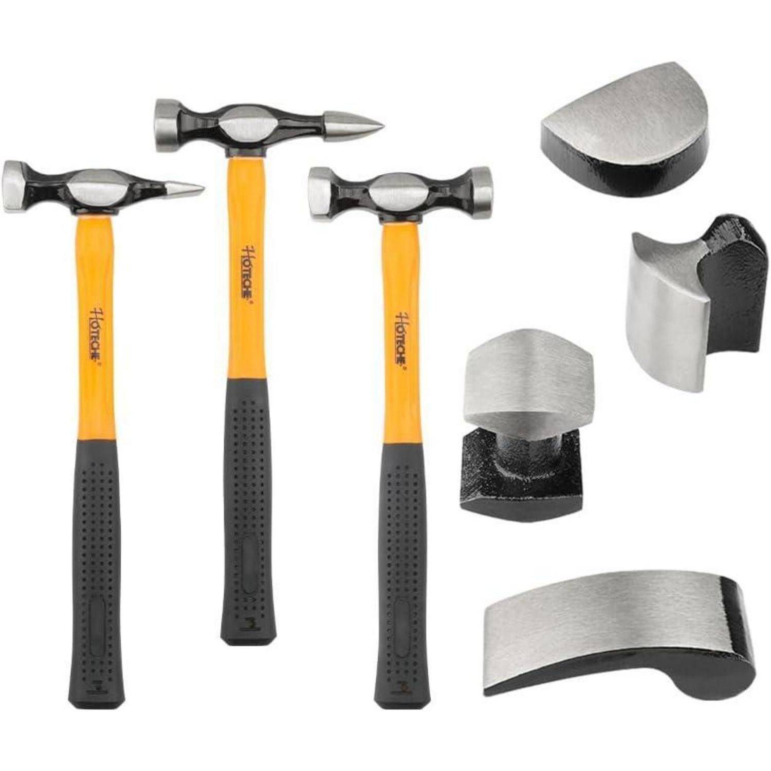 Drei Hämmer mit schwarzen Griffen und gelben Schäften links, und verschiedene Metallformköpfe rechts, die für die Metallbearbeitung verwendet werden.
