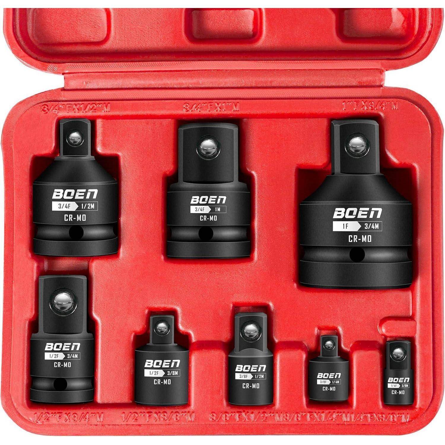 Ein roter Plastikkoffer, der acht schwarze Steckeradapter verschiedener Größen enthält, gekennzeichnet mit 'BOEN CR-MO'.