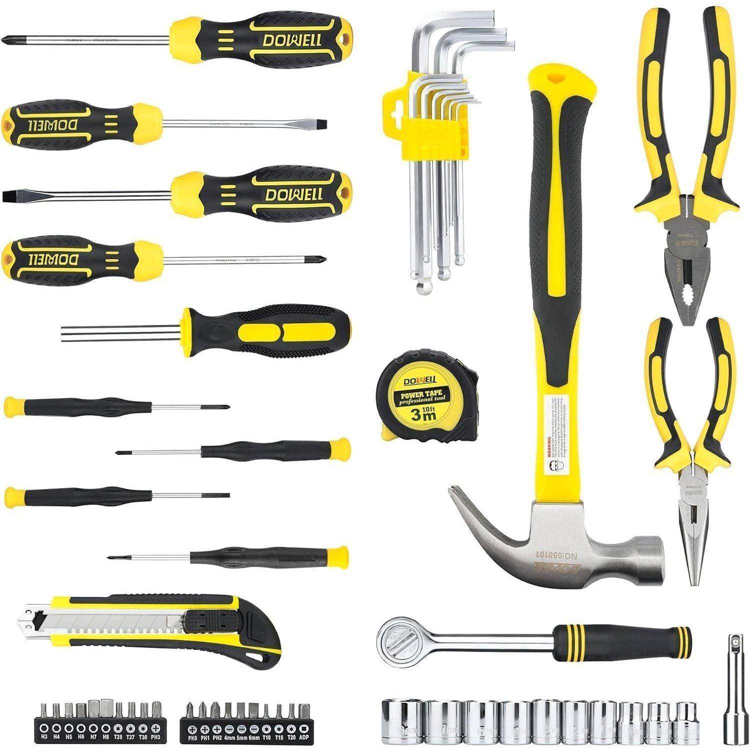 Ein Werkzeugset mit Schraubenziehern, Innensechskantschlüsseln, Zangen, einem Hammer, Maßband, einem Universalmesser, Steckschlüsselsatz und Bits.