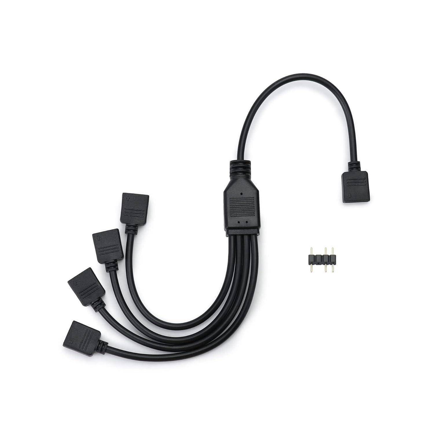 RGB-Verteiler-Kabel mit einem Eingang und fünf Ausgängen neben einem kleinen Anschluss, verwendet zum Verbinden mehrerer RGB-Geräte.