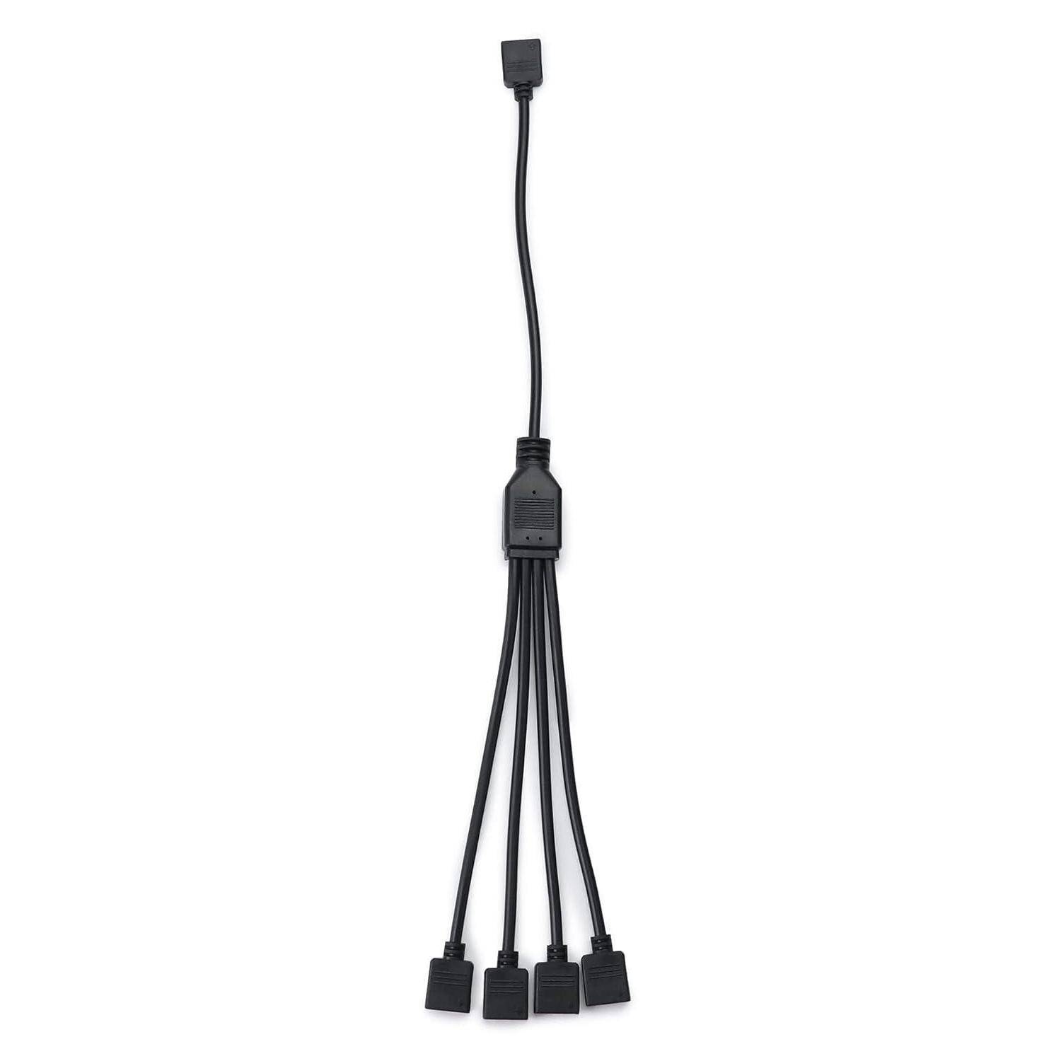 Ein schwarzes Kabel mit einem USB-Anschluss, der sich in vier separate Anschlüsse verzweigt, wahrscheinlich verwendet, um mehrere Geräte an einen einzelnen Port anzuschließen.