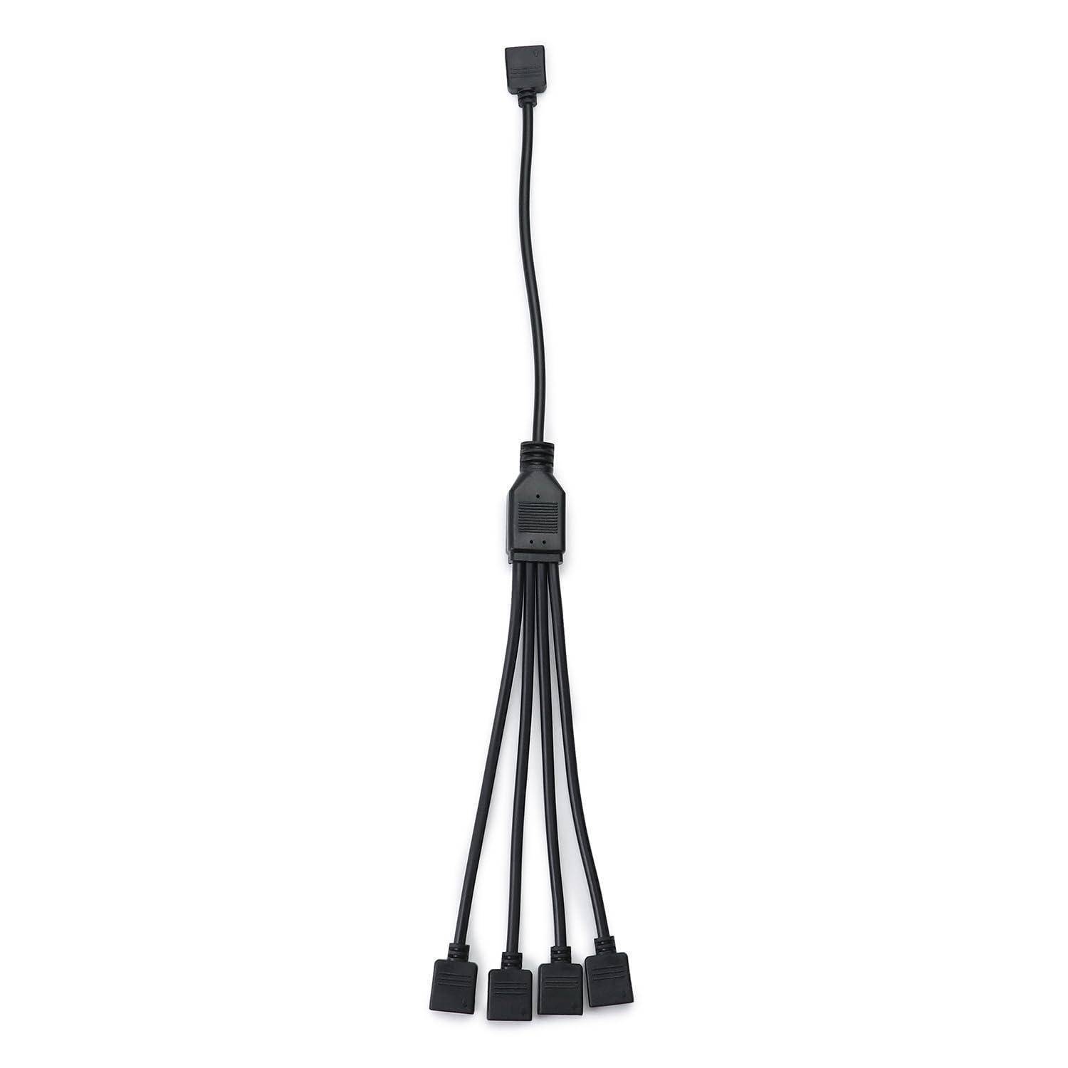 Ein schwarzer USB-Kabel-Verteiler mit einem männlichen Anschluss, der sich in fünf weibliche Anschlüsse verzweigt, der zum Anschluss mehrerer Geräte verwendet wird.