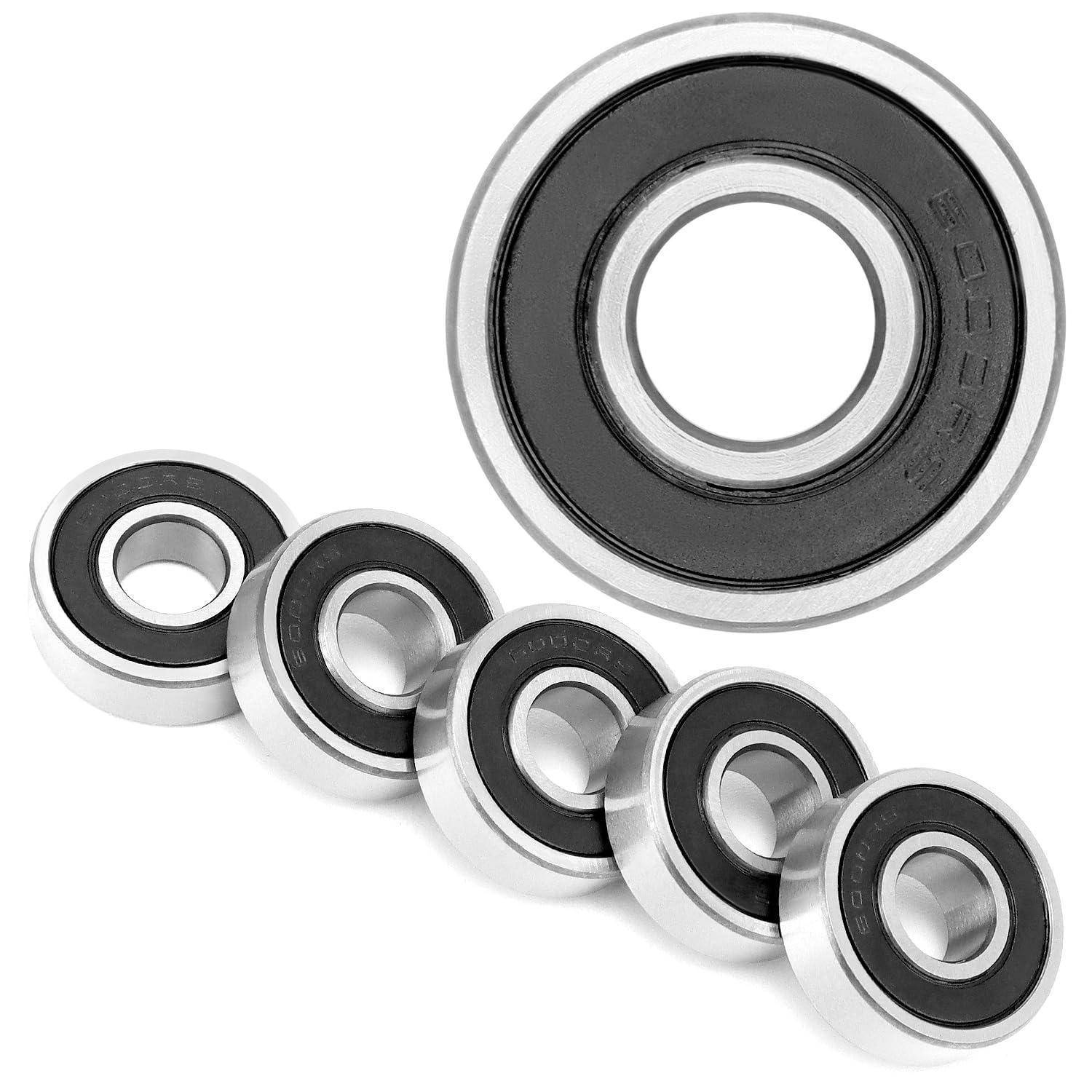 Fünf Metallkugellager, die von vorne nach hinten in abnehmender Größe dargestellt sind, dienen zur Reduzierung von Reibung in rotierenden Teilen.