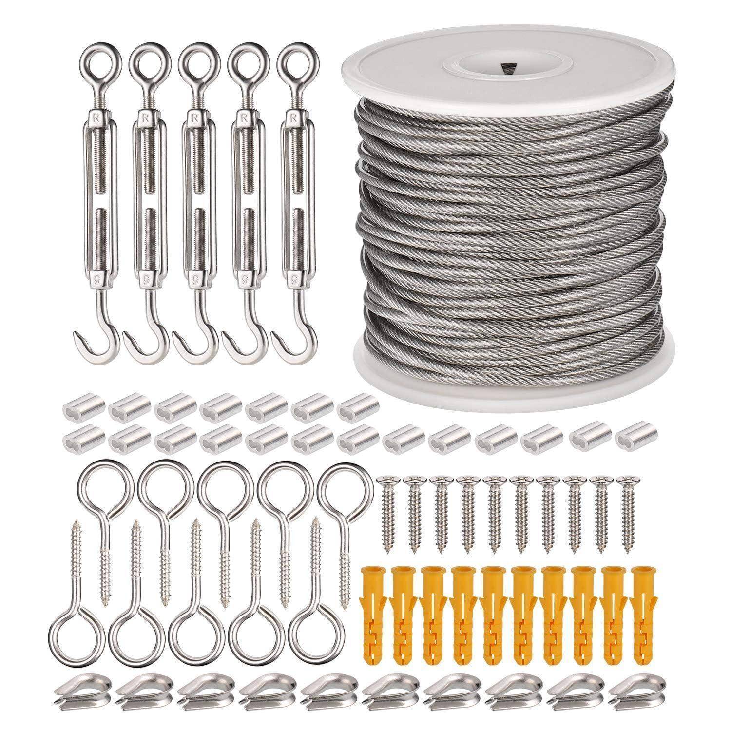 Ein Set von Edelstahl-Kabelzubehör-Komponenten, einschließlich einer Drahtrolle, Spannschlössern, Ringschrauben, Klemmen und Wandankern, zum Bau von Kabelgeländern.