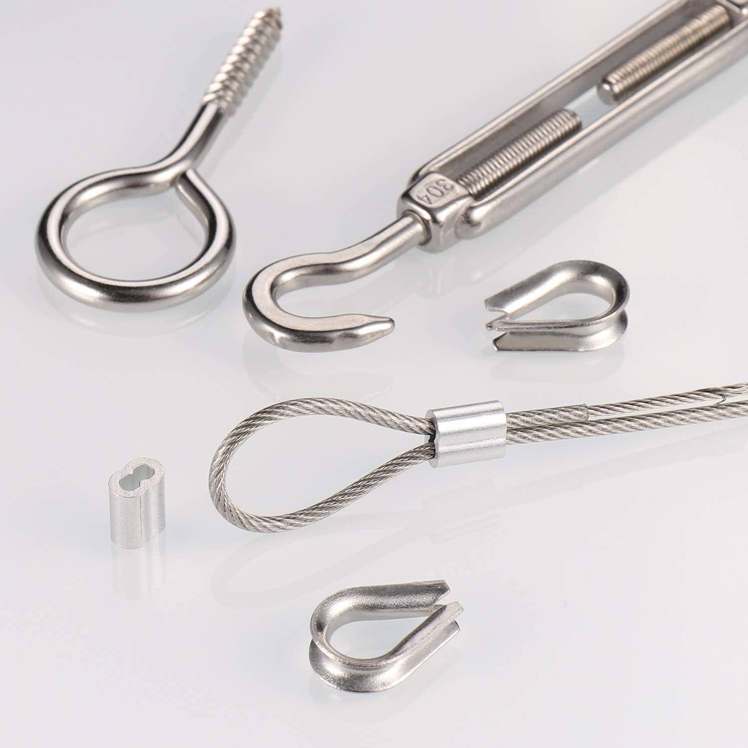 Metallhardware-Komponenten, einschließlich einer Spannschraube, Haken und Drahtseilen, auf einer glänzenden Oberfläche angeordnet.