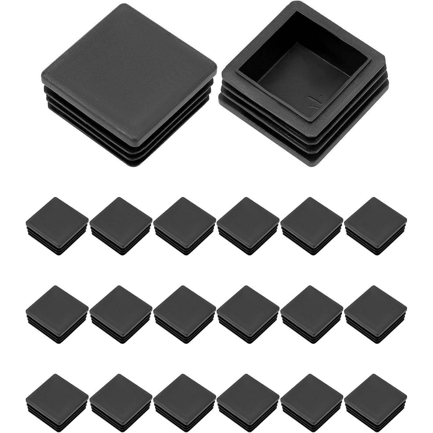 Quadratische schwarze Stuhlbeinkappen, in Reihen ausgelegt. Eine Kappe ist umgedreht, wobei ihr hohler Innenraum sichtbar ist. Verwendet zum Schutz von Fußböden.
