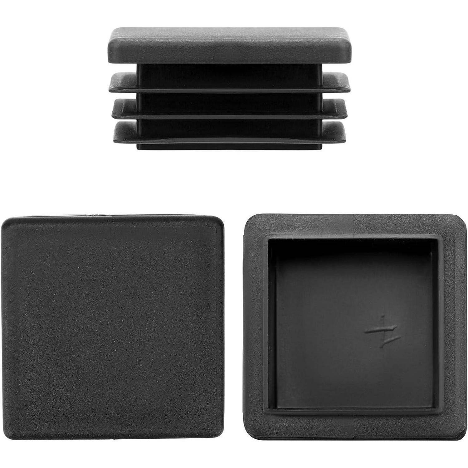 Drei schwarze Kunststoff-Quadrat-Endkappen, eine von oben gezeigt, eine Seitenansicht mit geripptem Design und eine Ansicht der offenen Unterseite.
