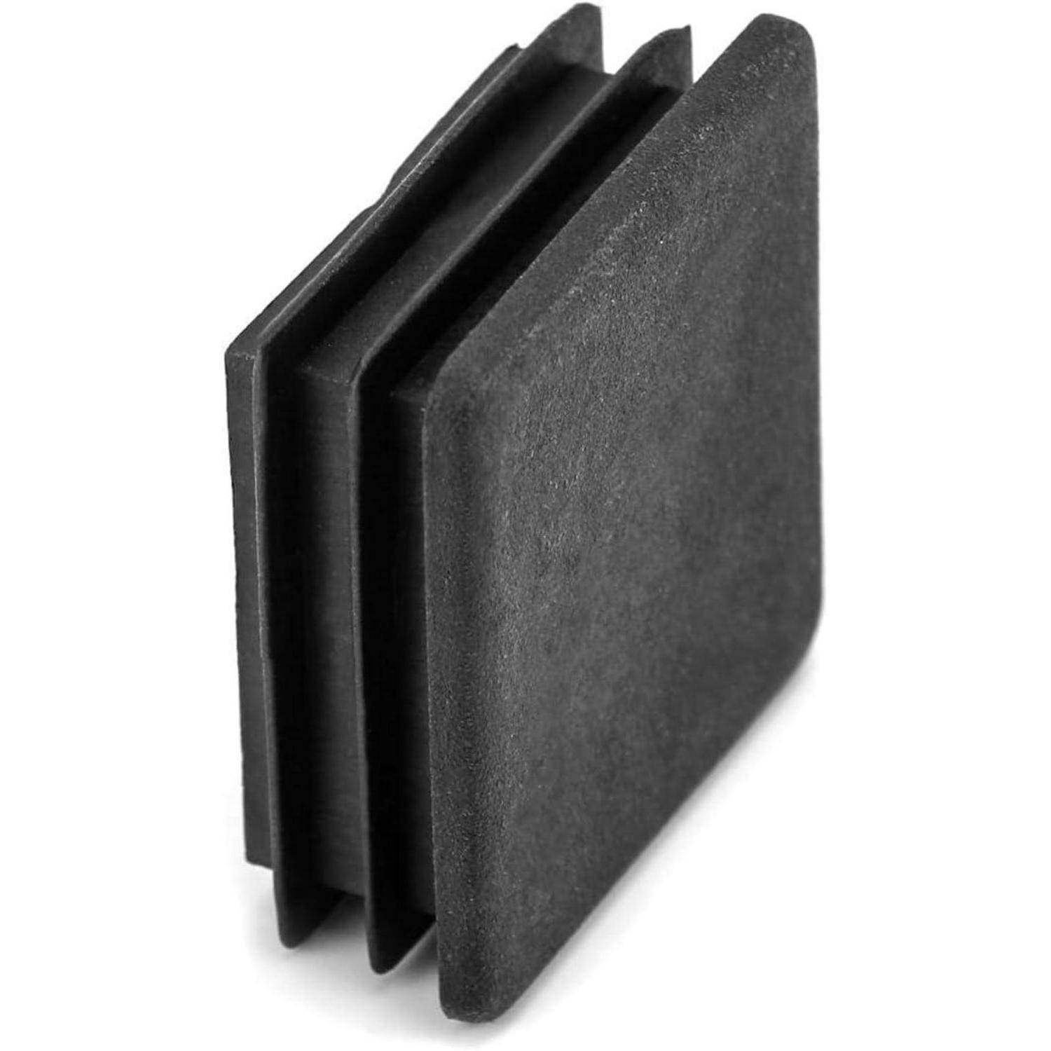 Eine schwarze, quadratische Gummikappel, die zum Abdichten oder Schützen des offenen Endes eines hohlen Metallrohrs entwickelt wurde.