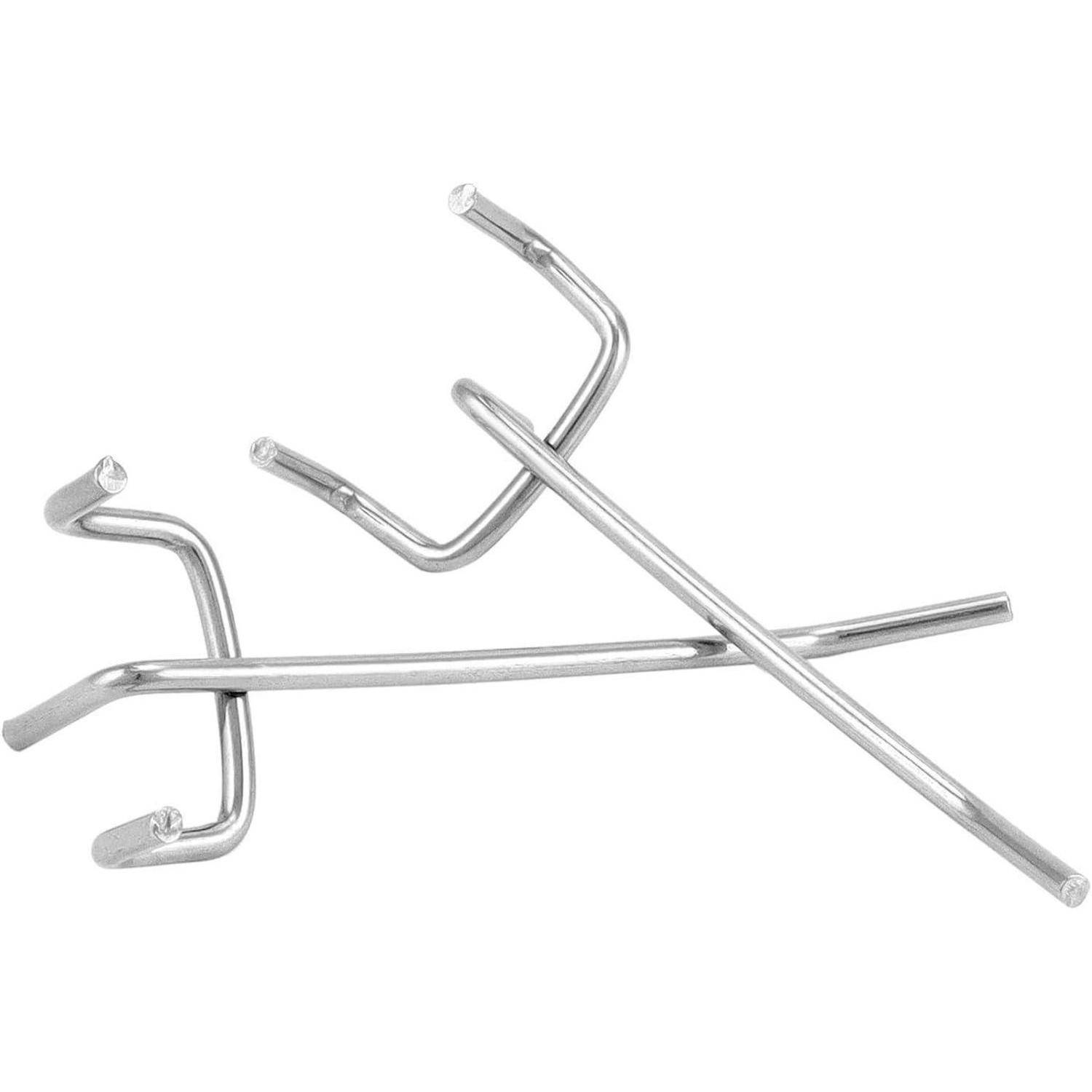 Zwei silberne Metallstangen mit mehreren gebogenen Enden, die Haken oder Klammern ähneln, überkreuzen sich vor einem weißen Hintergrund.