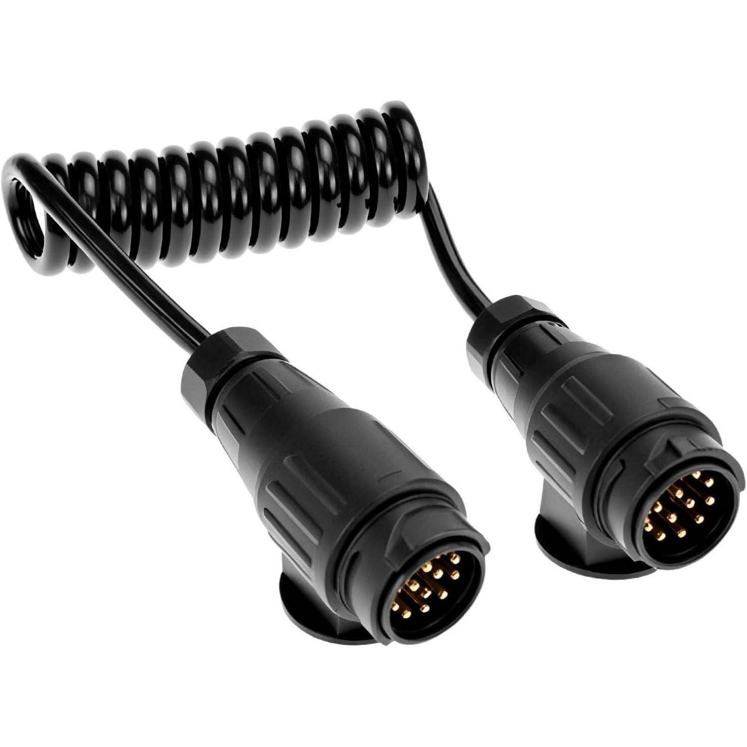 Schwarzes, aufgerolltes Kabel mit runden Steckern an beiden Enden, die jeweils mehrere Stifte aufweisen, zum Anschluss von elektronischen Geräten oder Ausrüstung.