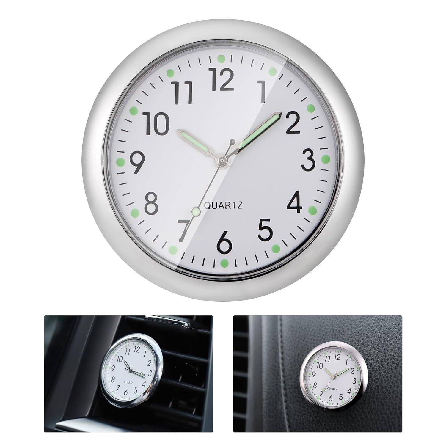 Eine silbergerahmte Wanduhr mit weißem Zifferblatt, grün gespitzten Zeigern und schwarzen arabischen Ziffern. Die Uhr zeigt 10:10. Kleines Armaturenbrett-Uhr darunter.