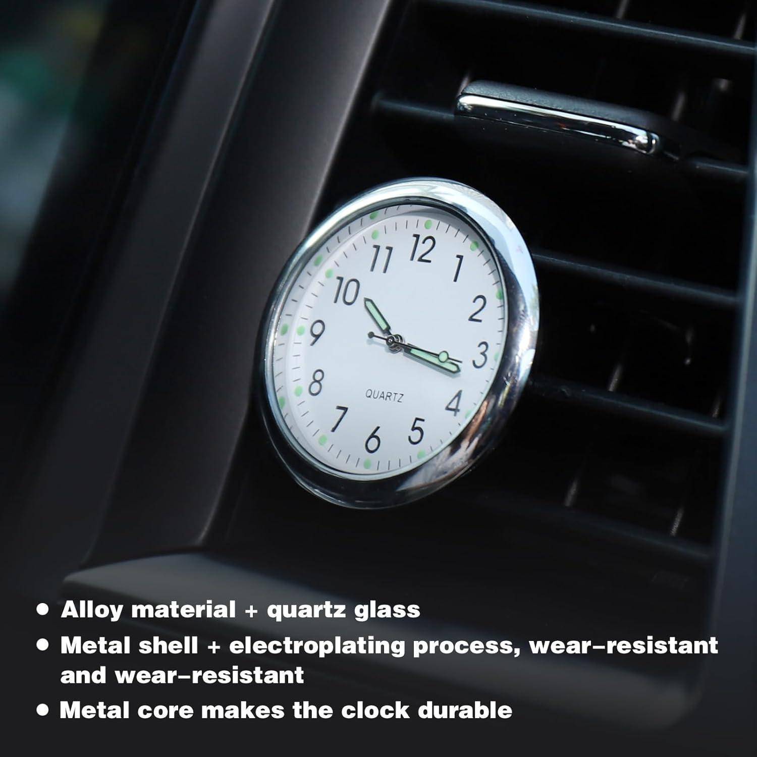Eine runde Uhr mit weißem Zifferblatt und schwarzen Ziffern sitzt auf einem Armaturenbrett eines Autos. Der Text hebt ihr Legierungsmaterial und die verschleißfeste Metallhülle hervor.